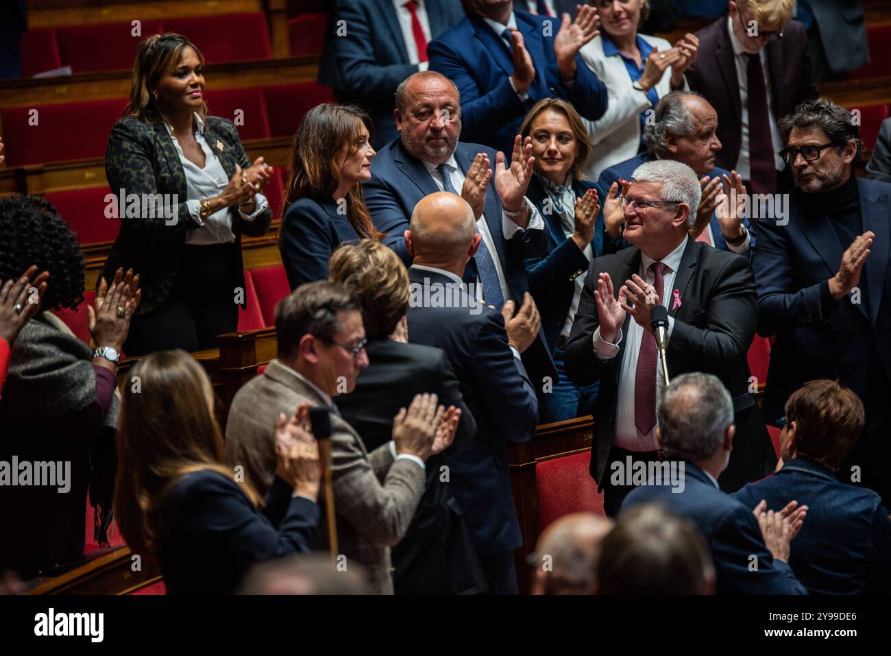 FRANKREICH-POLITIK-REGIERUNG-PARLAMENT Sandrine Josso, Abgeordnete der Fraktion der Demokraten, applaudierte nach ihrer Rede im Parlament am Tag des Misstrauensantrags gegen Premierminister Michel Barnier. In Paris, 8. Oktober 2024. PARIS ILE-DE-FRANCE FRANKREICH URHEBERRECHT: XANDREAXSAVORANIXNERIX FRANCE-POLITICS-GOVERNMENT-PARLI ASAVORANINERI-56 Stockfoto