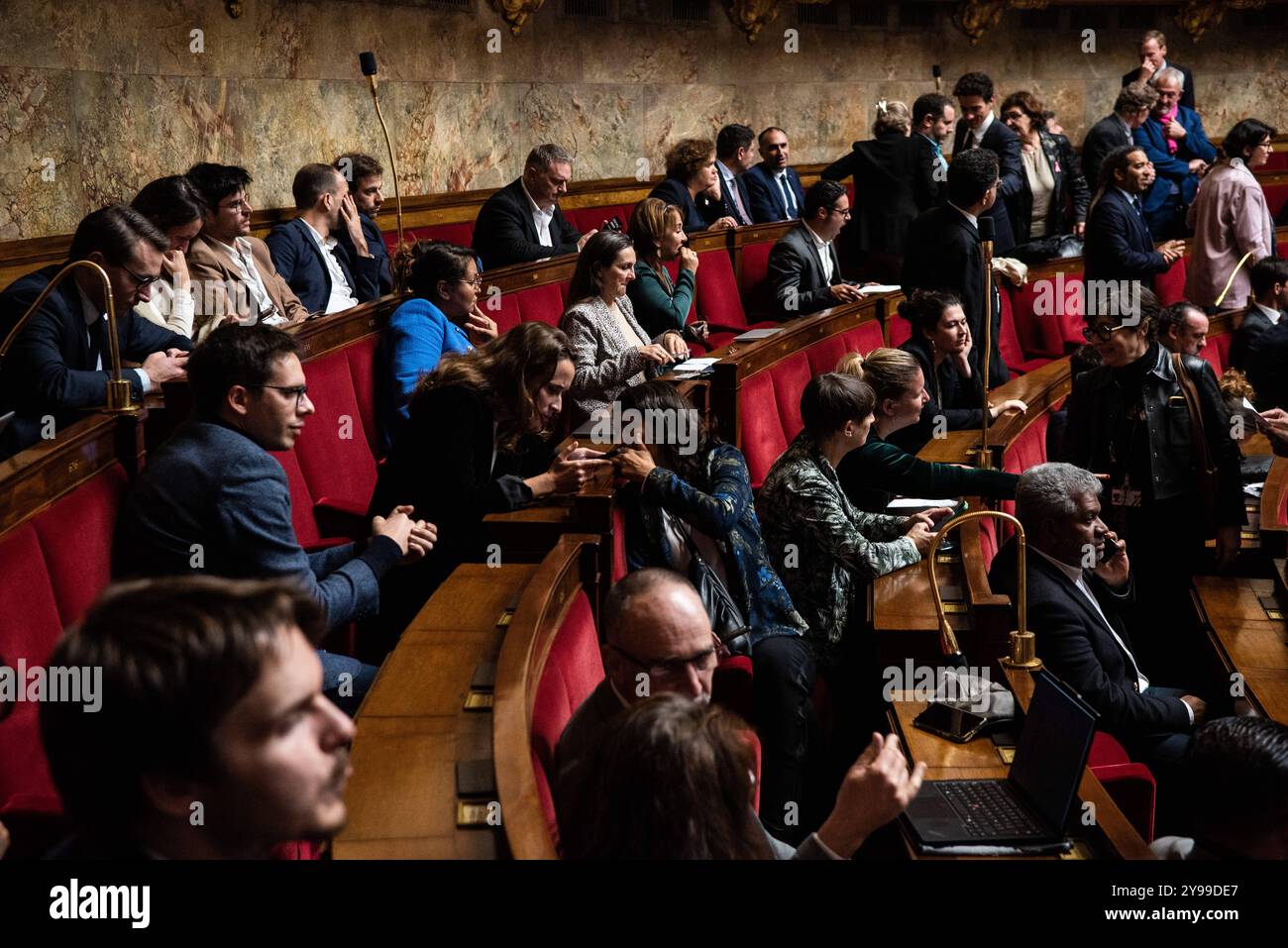 FRANKREICH-POLITIK-REGIERUNG-PARLAMENT das Assemblee nationale, das französische Parlament, am Tag des Misstrauensantrags gegen die Regierung von Premier Michel Barnier, während der Hommage an den ehemaligen Kammerpräsidenten Louis Mermaz. In Paris, 8. Oktober 2024. PARIS ILE-DE-FRANCE FRANKREICH URHEBERRECHT: XANDREAXSAVORANIXNERIX FRANCE-POLITICS-GOVERNMENT-PARLI ASAVORANINERI-6 Stockfoto