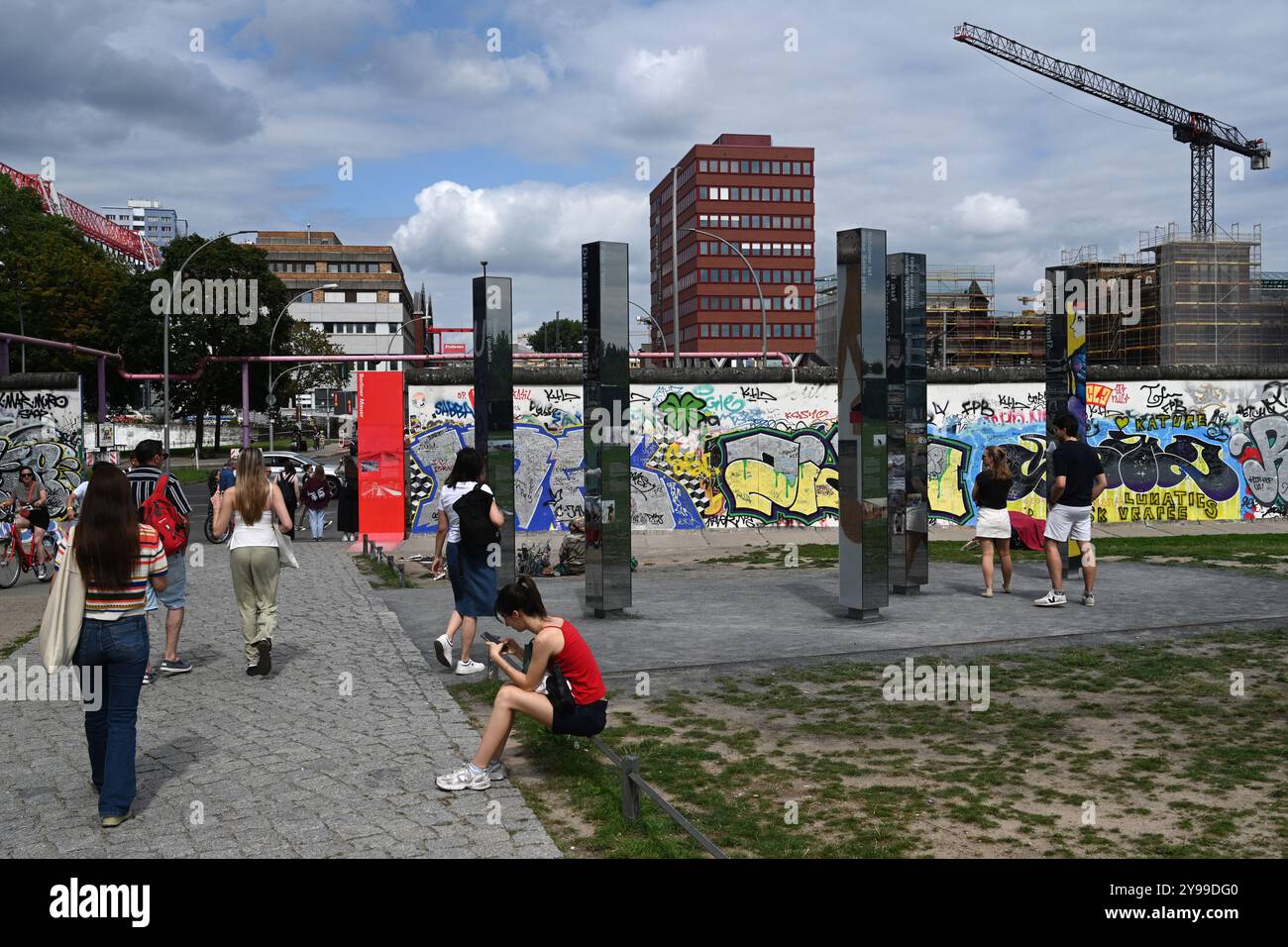 Berlin, Deutschland - 3. August 2024: Ein Volk in der Nähe der East Side Gallery an der Berliner Mauer. Stockfoto