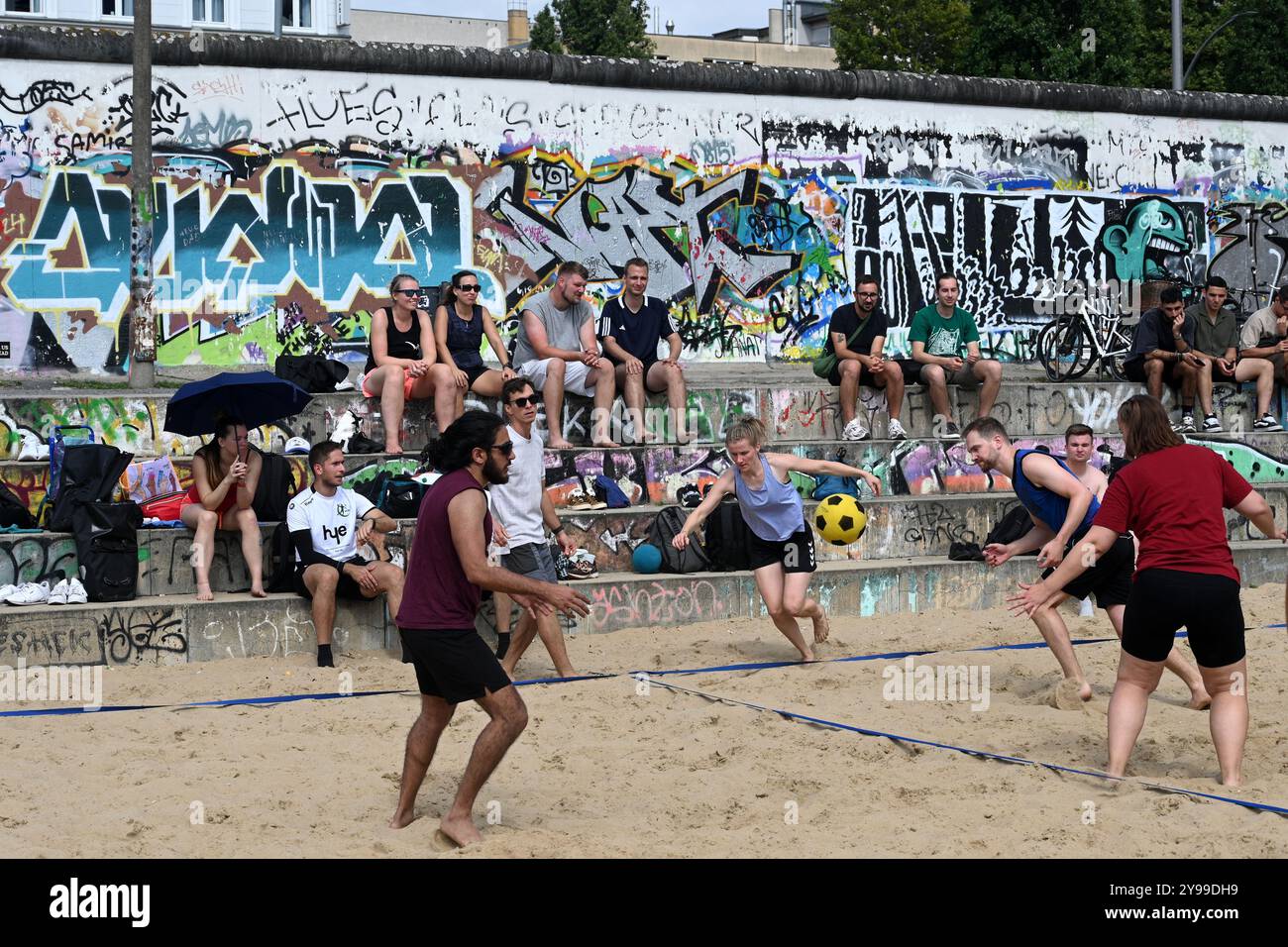 Berlin, Deutschland - 3. August 2024: Ein Volk in der Nähe der East Side Gallery an der Berliner Mauer. Stockfoto