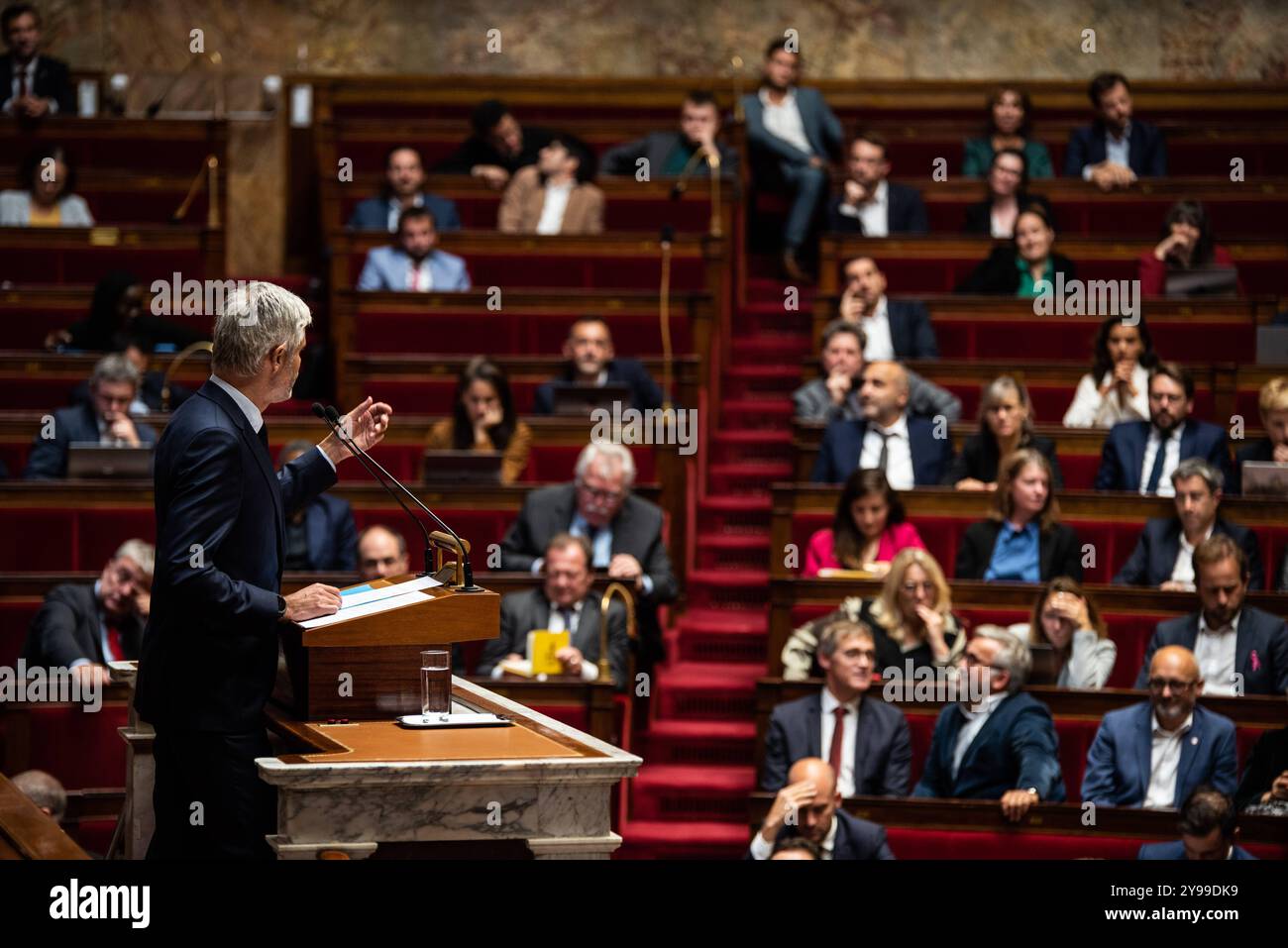 FRANKREICH-POLITIK-REGIERUNG-PARLAMENT Laurent Wauquiez, Präsident der Gruppe der Republikaner der Droite, hält seine Rede zur Unterstützung von Ministerpräsident Michel Barnier am Tag des Misstrauensantrags gegen die Regierung. In Paris, 8. Oktober 2024. PARIS ILE-DE-FRANCE FRANKREICH URHEBERRECHT: XANDREAXSAVORANIXNERIX FRANCE-POLITICS-GOVERNMENT-PARLI ASAVORANINERI-85 Stockfoto