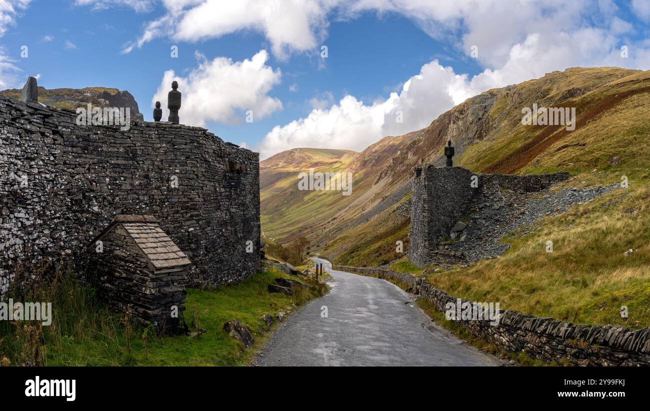 Ein Landschaftsblick auf die Spitze der B5289 Honister Pass Road von der Honister Slate Mine im English Lake District National Park in einem sonnigen Sommer Stockfoto