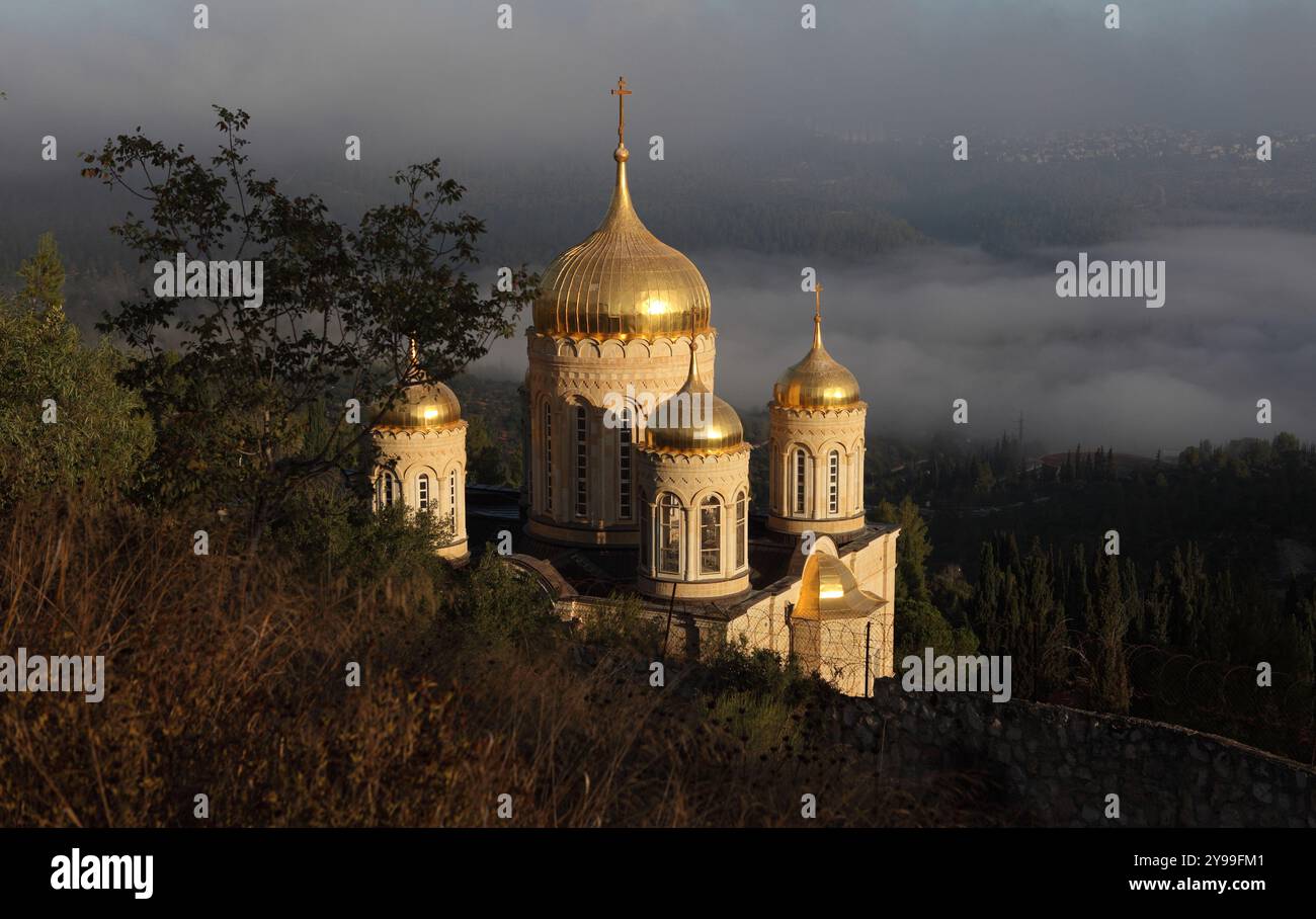 Wunderschöner leichter und schwerer Nebel hinter dem ruistisch-orthodoxen Gorny- oder Gornenski-Kloster namens Moskovia, ein Karem, Judäa, wo Johannes der Täufer geboren wurde Stockfoto