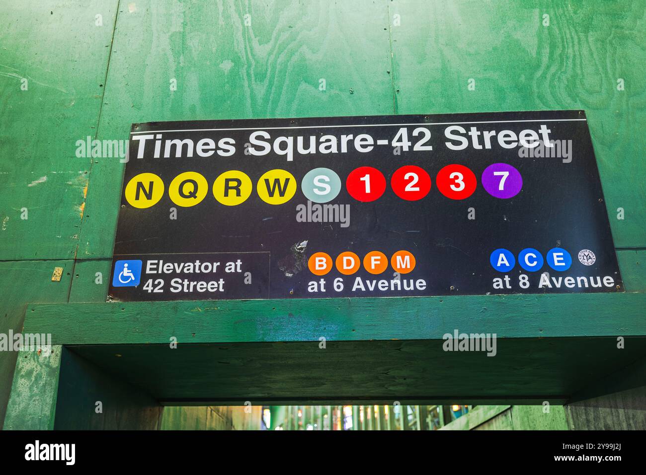 U-Bahn-Schild für den Times Square – 42 Street Station in New York City mit mehreren U-Bahn-Linien und Informationen zur Erreichbarkeit. USA. Stockfoto