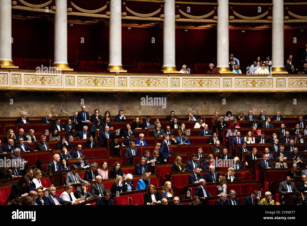 Allgemeine Ansicht in der Nationalversammlung während der Sitzung der Anfragen an die Regierung in Paris. Eine wöchentliche Sitzung der Befragung der französischen Regierung findet in der Nationalversammlung im Palais Bourbon statt. Stockfoto