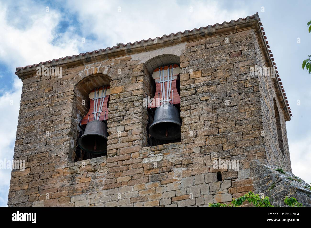 Zwei Kirchenglocken in einer alten Kirche in Spanien Stockfoto