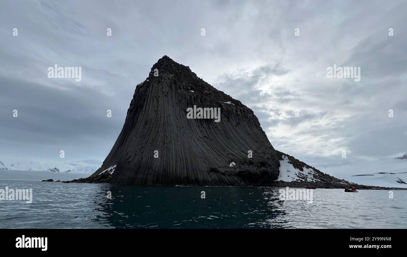 Edinburgh Rock, Antarktis: Ein gewaltiges geologisches Wunder, das aus eiskalten Gewässern aufsteigt und schroffe Schönheit und unberührte polare Wildnis bietet. Stockfoto