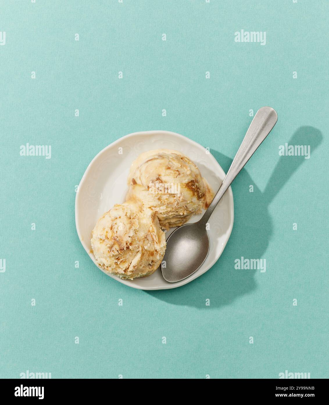 Schüssel Karamell-Eis isoliert auf blauem Hintergrund, Draufsicht Stockfoto