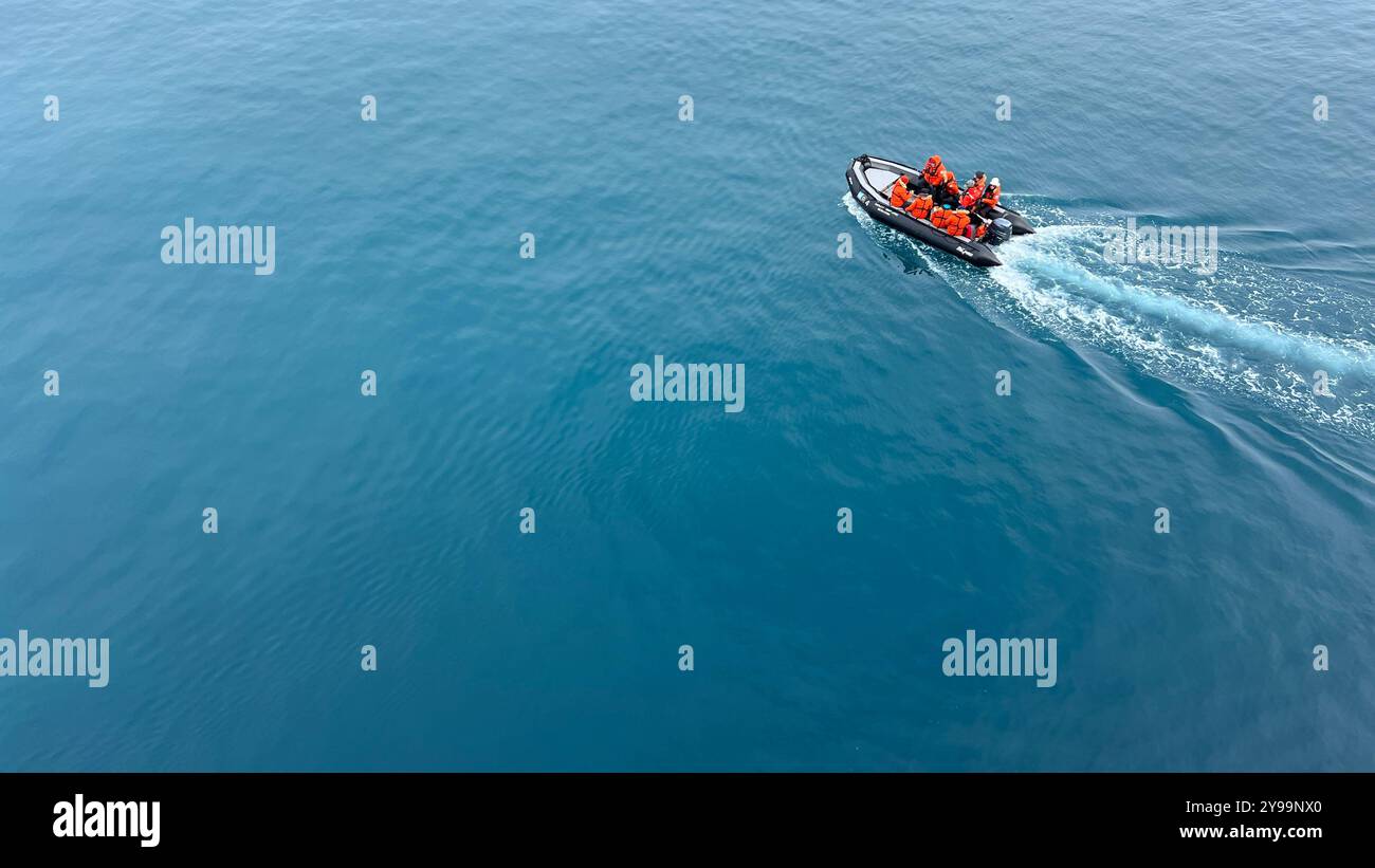 Ein kleines Expeditionsboot fährt während eines Lindblad Nat Geo Endurance Abenteuers durch die ruhigen antarktischen Gewässer Stockfoto