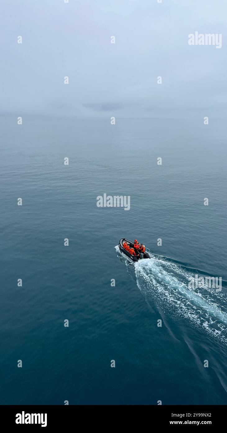 Ein kleines Expeditionsboot fährt während eines Lindblad Nat Geo Endurance Abenteuers durch die ruhigen antarktischen Gewässer Stockfoto