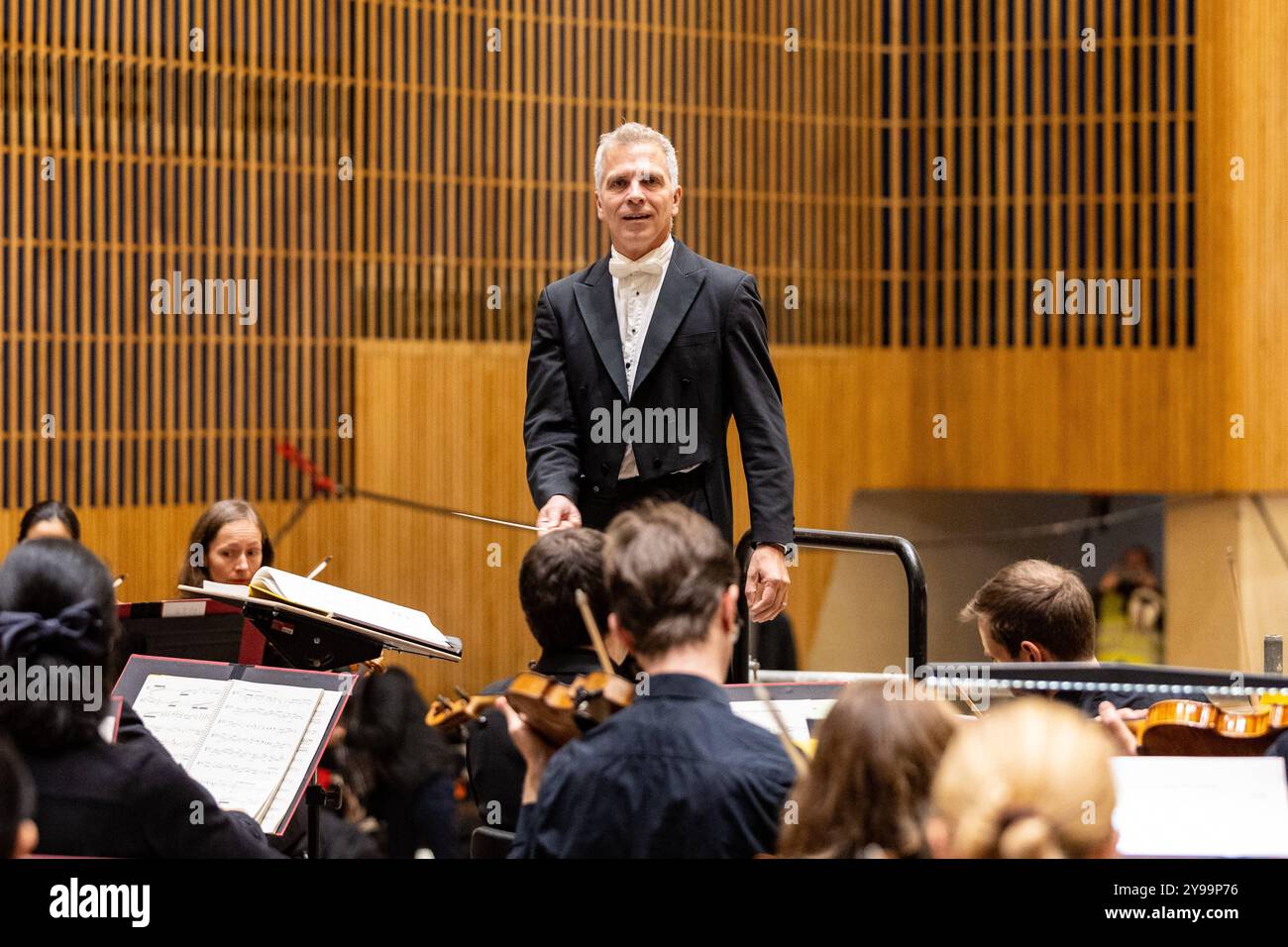 Beethoven Orchester gibt Baustellenkonzert in der Beethovenhalle Bonn - 09.10.2024 das Beethoven Orchester Bonn unter der Leitung von Generalmusikdirektor Dirk KAFTAN, gab für die mitwirkenden der langjährigen Bauarbeiten der Beethovenhalle in Bonn ein Baustellenkonzert. Nach acht Jahren erklang zum ersten Mal wieder sinfonische Musik von einem großbesetzten Orchester im Großen Saal der Halle. Bonn Innenstadt Nordrhein-Westfalen Deutschland *** Beethoven Orchester gibt Baustellenkonzert in der Beethovenhalle Bonn 09 10 2024 das Beethoven Orchester Bonn unter der Leitung des Generals Stockfoto