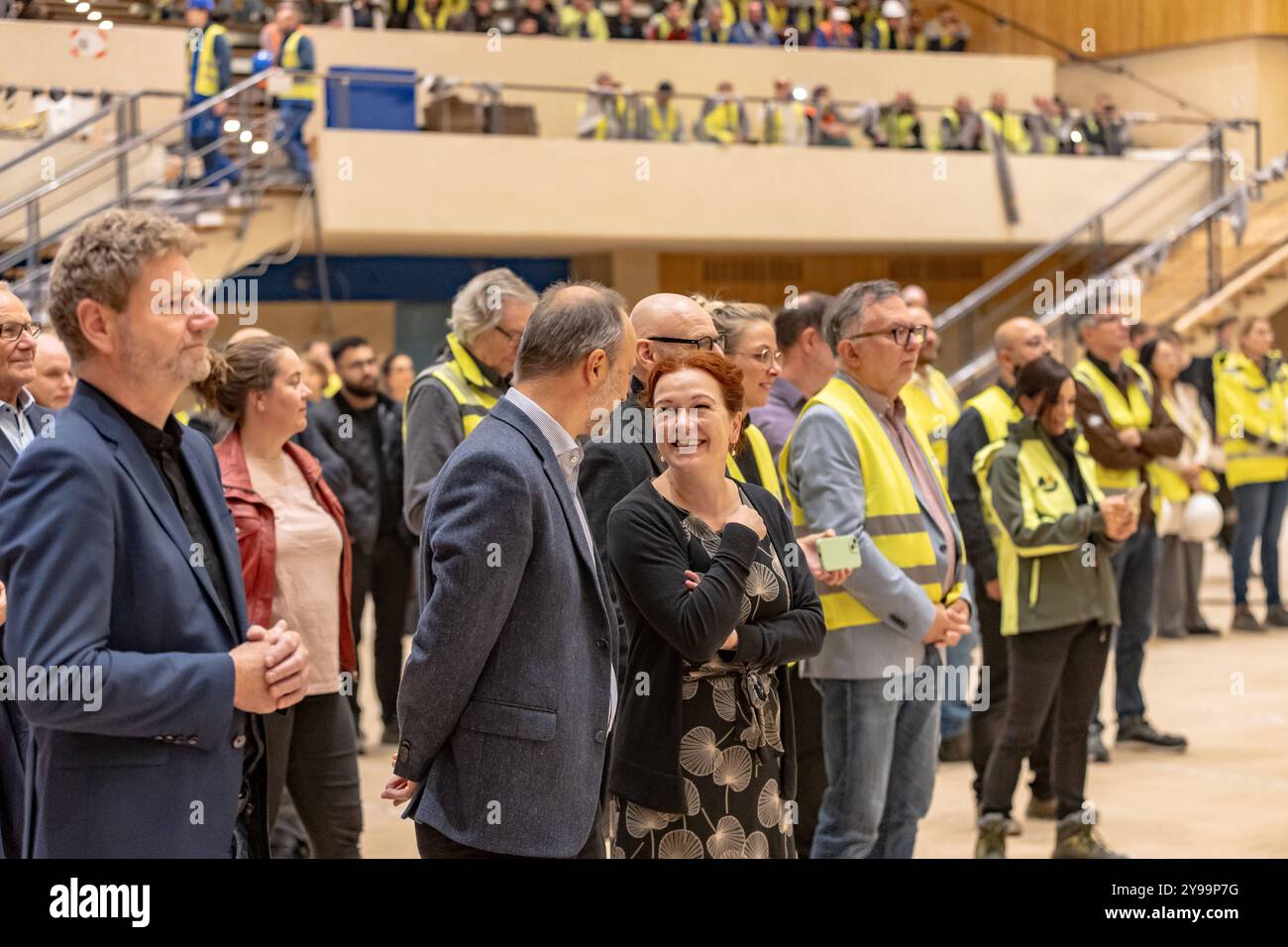 Beethoven Orchester gibt Baustellenkonzert in der Beethovenhalle Bonn - 09.10.2024 Oberbürgermeisterin der Stadt Bonn Katja DÖRNER und Beethovenhallen Projeltleiter Steffen GÖBEL - das Beethoven Orchester Bonn unter der Leitung von Generalmusikdirektor Dirk KAFTAN, gab für die Mitwirkenden der langjährigen Bauarbeiten der Beethovenhalle in Bonn ein Baustellenkonzert. Nach acht Jahren erklang zum ersten Mal wieder sinfonische Musik von einem großbesetzten Orchester im Großen Saal der Halle. Bonn Innenstadt Nordrhein-Westfalen Deutschland *** Beethoven Orchester gibt Baustellenkonzert i Stockfoto