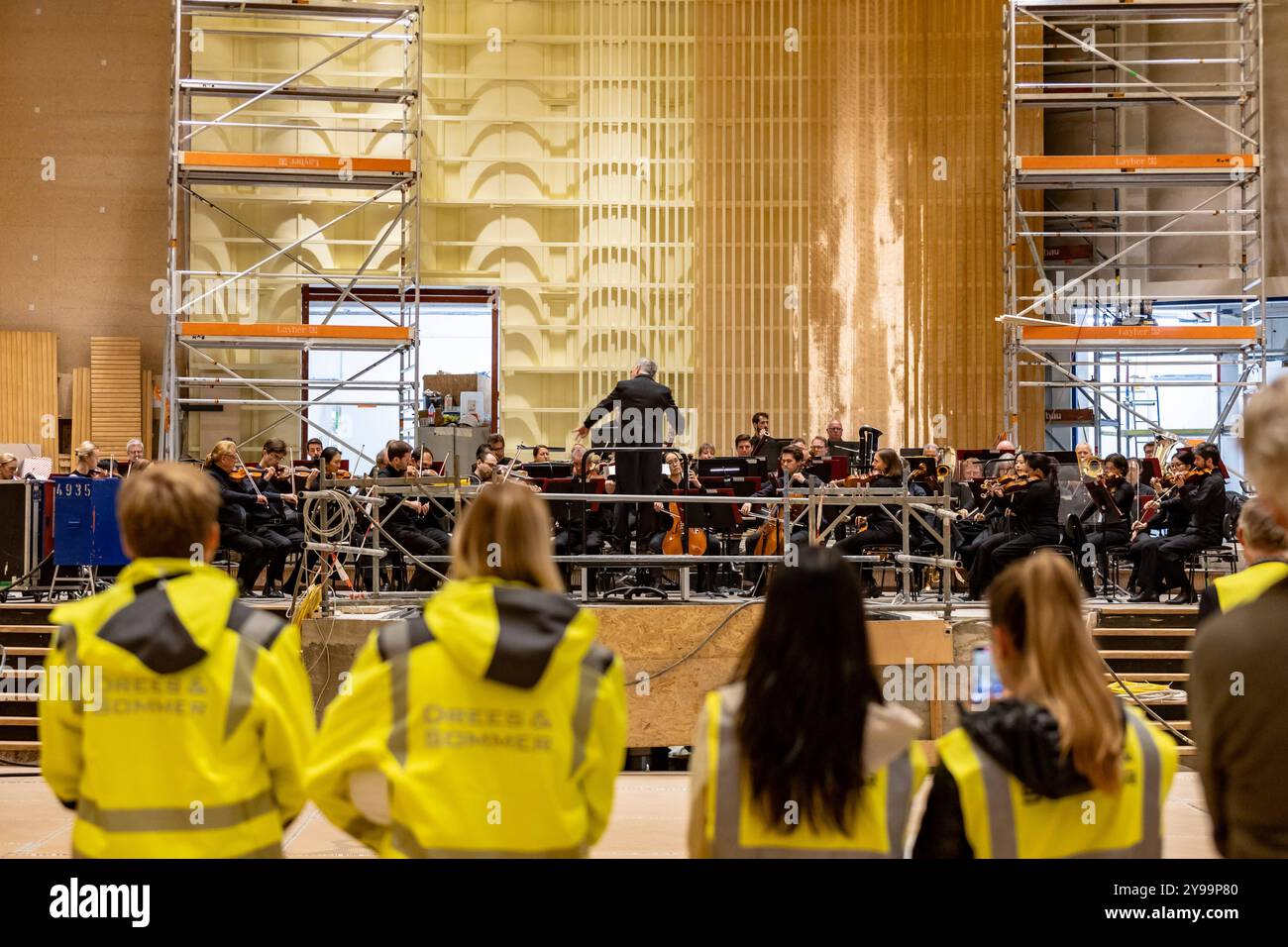 Beethoven Orchester gibt Baustellenkonzert in der Beethovenhalle Bonn - 09.10.2024 das Beethoven Orchester Bonn unter der Leitung von Generalmusikdirektor Dirk KAFTAN, gab für die mitwirkenden der langjährigen Bauarbeiten der Beethovenhalle in Bonn ein Baustellenkonzert. Nach acht Jahren erklang zum ersten Mal wieder sinfonische Musik von einem großbesetzten Orchester im Großen Saal der Halle. Bonn Innenstadt Nordrhein-Westfalen Deutschland *** Beethoven Orchester gibt Baustellenkonzert in der Beethovenhalle Bonn 09 10 2024 das Beethoven Orchester Bonn unter der Leitung des Generals Stockfoto