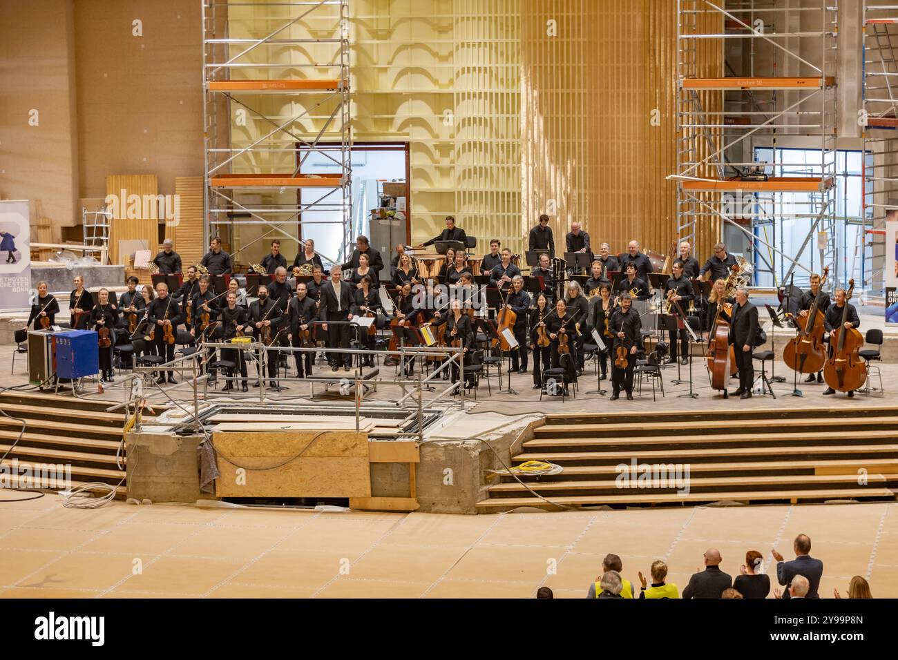 Beethoven Orchester gibt Baustellenkonzert in der Beethovenhalle Bonn - 09.10.2024 das Beethoven Orchester Bonn unter der Leitung von Generalmusikdirektor Dirk KAFTAN, gab für die mitwirkenden der langjährigen Bauarbeiten der Beethovenhalle in Bonn ein Baustellenkonzert. Nach acht Jahren erklang zum ersten Mal wieder sinfonische Musik von einem großbesetzten Orchester im Großen Saal der Halle. Bonn Innenstadt Nordrhein-Westfalen Deutschland *** Beethoven Orchester gibt Baustellenkonzert in der Beethovenhalle Bonn 09 10 2024 das Beethoven Orchester Bonn unter der Leitung des Generals Stockfoto