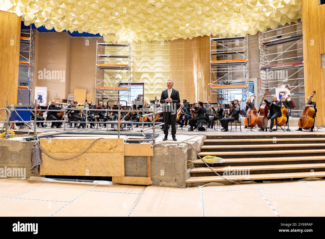 Beethoven Orchester gibt Baustellenkonzert in der Beethovenhalle Bonn - 09.10.2024 das Beethoven Orchester Bonn unter der Leitung von Generalmusikdirektor Dirk KAFTAN, gab für die mitwirkenden der langjährigen Bauarbeiten der Beethovenhalle in Bonn ein Baustellenkonzert. Nach acht Jahren erklang zum ersten Mal wieder sinfonische Musik von einem großbesetzten Orchester im Großen Saal der Halle. Bonn Innenstadt Nordrhein-Westfalen Deutschland *** Beethoven Orchester gibt Baustellenkonzert in der Beethovenhalle Bonn 09 10 2024 das Beethoven Orchester Bonn unter der Leitung des Generals Stockfoto