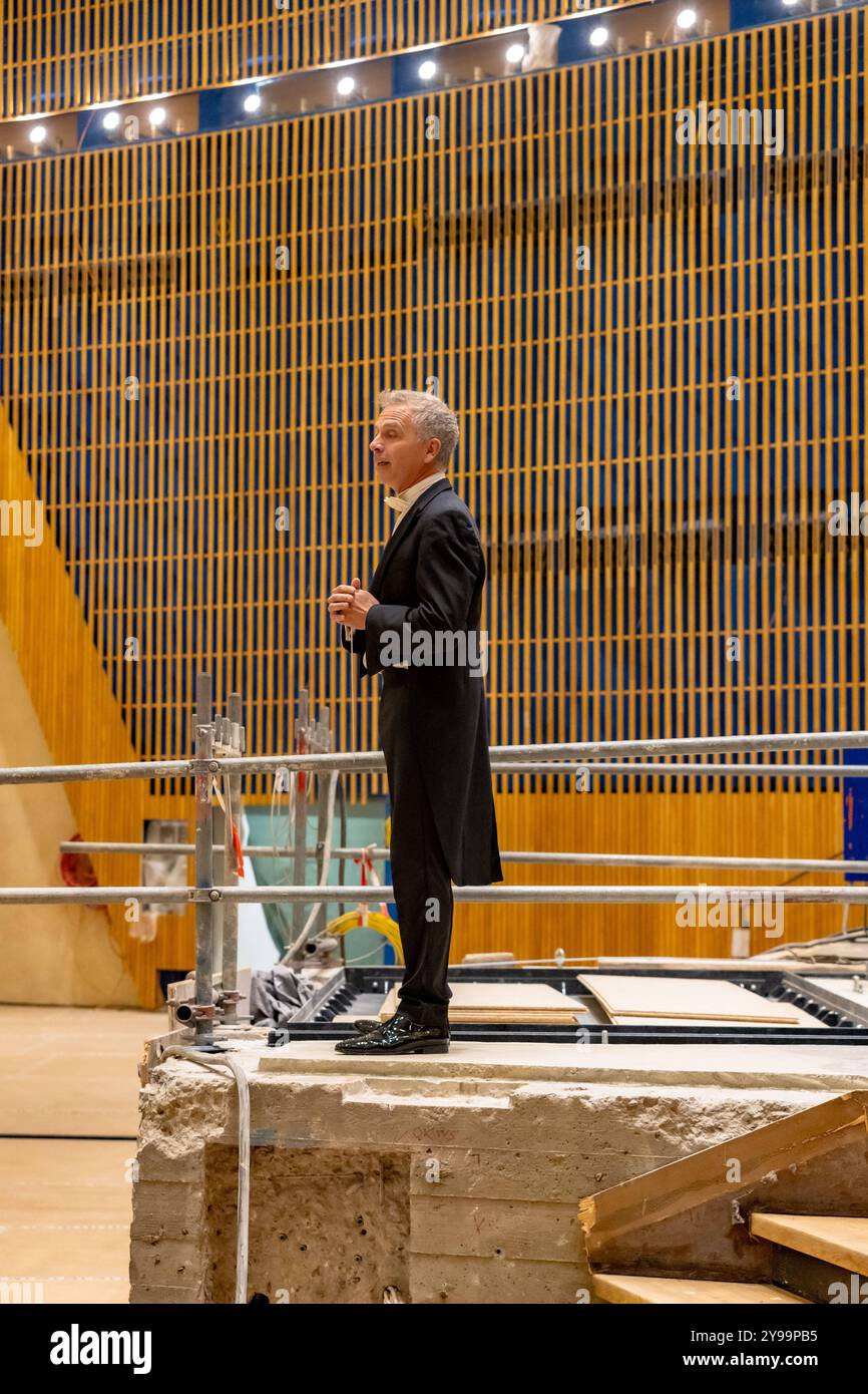 Beethoven Orchester gibt Baustellenkonzert in der Beethovenhalle Bonn - 09.10.2024 das Beethoven Orchester Bonn unter der Leitung von Generalmusikdirektor Dirk KAFTAN, gab für die mitwirkenden der langjährigen Bauarbeiten der Beethovenhalle in Bonn ein Baustellenkonzert. Nach acht Jahren erklang zum ersten Mal wieder sinfonische Musik von einem großbesetzten Orchester im Großen Saal der Halle. Bonn Innenstadt Nordrhein-Westfalen Deutschland *** Beethoven Orchester gibt Baustellenkonzert in der Beethovenhalle Bonn 09 10 2024 das Beethoven Orchester Bonn unter der Leitung des Generals Stockfoto