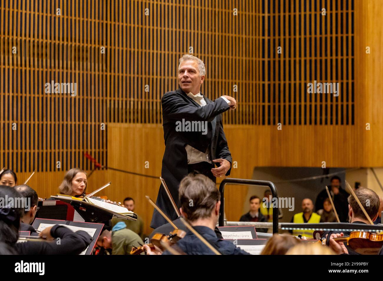 Beethoven Orchester gibt Baustellenkonzert in der Beethovenhalle Bonn - 09.10.2024 das Beethoven Orchester Bonn unter der Leitung von Generalmusikdirektor Dirk KAFTAN, gab für die mitwirkenden der langjährigen Bauarbeiten der Beethovenhalle in Bonn ein Baustellenkonzert. Nach acht Jahren erklang zum ersten Mal wieder sinfonische Musik von einem großbesetzten Orchester im Großen Saal der Halle. Bonn Innenstadt Nordrhein-Westfalen Deutschland *** Beethoven Orchester gibt Baustellenkonzert in der Beethovenhalle Bonn 09 10 2024 das Beethoven Orchester Bonn unter der Leitung des Generals Stockfoto