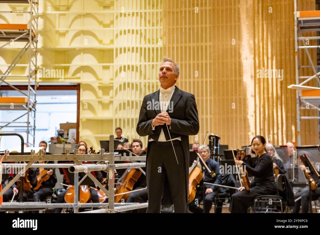 Beethoven Orchester gibt Baustellenkonzert in der Beethovenhalle Bonn - 09.10.2024 das Beethoven Orchester Bonn unter der Leitung von Generalmusikdirektor Dirk KAFTAN, gab für die mitwirkenden der langjährigen Bauarbeiten der Beethovenhalle in Bonn ein Baustellenkonzert. Nach acht Jahren erklang zum ersten Mal wieder sinfonische Musik von einem großbesetzten Orchester im Großen Saal der Halle. Bonn Innenstadt Nordrhein-Westfalen Deutschland *** Beethoven Orchester gibt Baustellenkonzert in der Beethovenhalle Bonn 09 10 2024 das Beethoven Orchester Bonn unter der Leitung des Generals Stockfoto