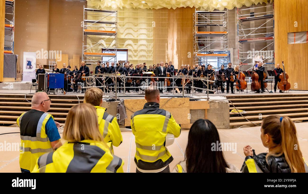 Beethoven Orchester gibt Baustellenkonzert in der Beethovenhalle Bonn - 09.10.2024 das Beethoven Orchester Bonn unter der Leitung von Generalmusikdirektor Dirk KAFTAN, gab für die mitwirkenden der langjährigen Bauarbeiten der Beethovenhalle in Bonn ein Baustellenkonzert. Nach acht Jahren erklang zum ersten Mal wieder sinfonische Musik von einem großbesetzten Orchester im Großen Saal der Halle. Bonn Innenstadt Nordrhein-Westfalen Deutschland *** Beethoven Orchester gibt Baustellenkonzert in der Beethovenhalle Bonn 09 10 2024 das Beethoven Orchester Bonn unter der Leitung des Generals Stockfoto