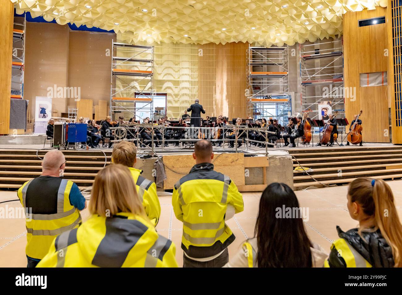 Beethoven Orchester gibt Baustellenkonzert in der Beethovenhalle Bonn - 09.10.2024 das Beethoven Orchester Bonn unter der Leitung von Generalmusikdirektor Dirk KAFTAN, gab für die mitwirkenden der langjährigen Bauarbeiten der Beethovenhalle in Bonn ein Baustellenkonzert. Nach acht Jahren erklang zum ersten Mal wieder sinfonische Musik von einem großbesetzten Orchester im Großen Saal der Halle. Bonn Innenstadt Nordrhein-Westfalen Deutschland *** Beethoven Orchester gibt Baustellenkonzert in der Beethovenhalle Bonn 09 10 2024 das Beethoven Orchester Bonn unter der Leitung des Generals Stockfoto