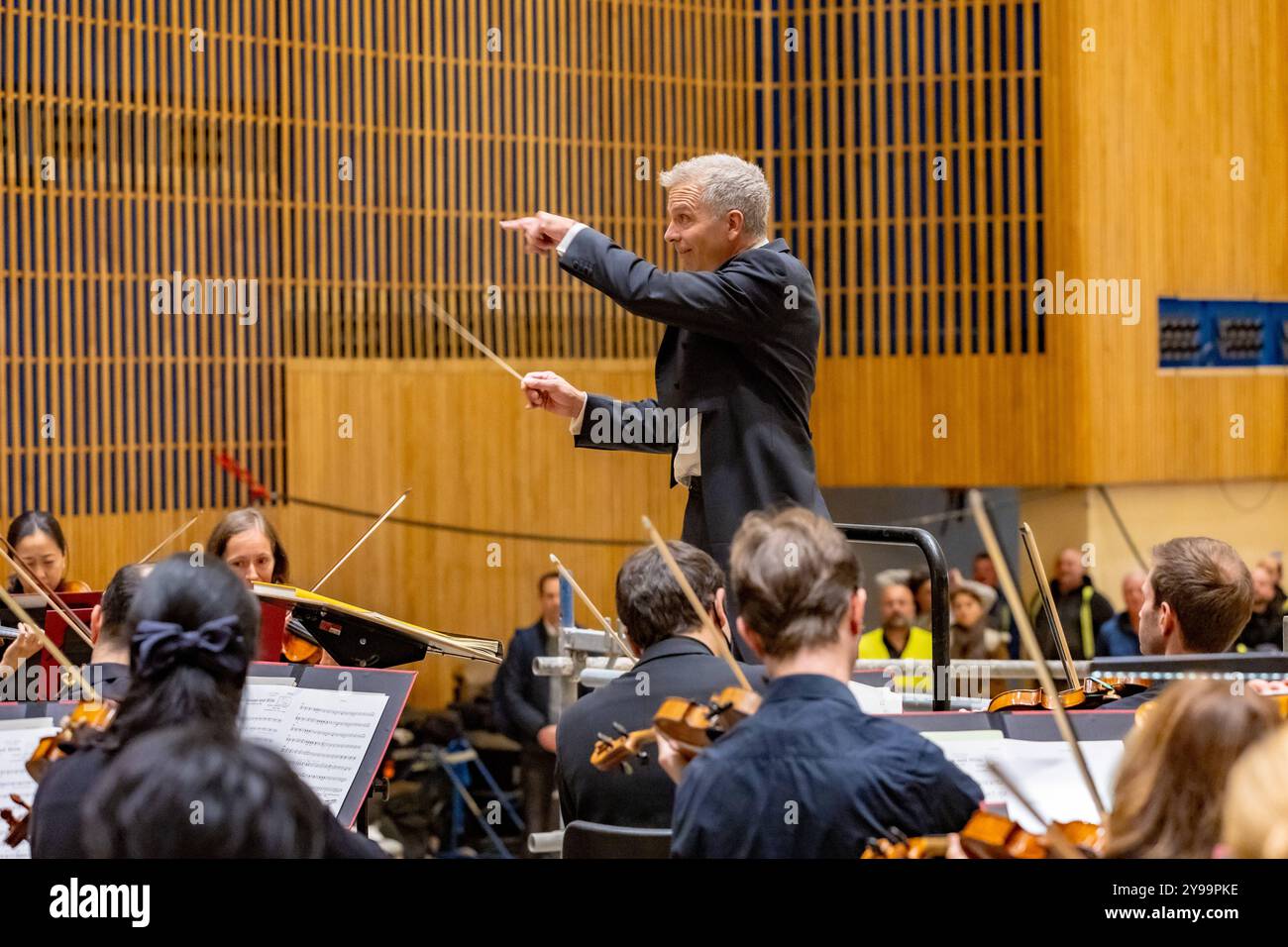 Beethoven Orchester gibt Baustellenkonzert in der Beethovenhalle Bonn - 09.10.2024 das Beethoven Orchester Bonn unter der Leitung von Generalmusikdirektor Dirk KAFTAN, gab für die mitwirkenden der langjährigen Bauarbeiten der Beethovenhalle in Bonn ein Baustellenkonzert. Nach acht Jahren erklang zum ersten Mal wieder sinfonische Musik von einem großbesetzten Orchester im Großen Saal der Halle. Bonn Innenstadt Nordrhein-Westfalen Deutschland *** Beethoven Orchester gibt Baustellenkonzert in der Beethovenhalle Bonn 09 10 2024 das Beethoven Orchester Bonn unter der Leitung des Generals Stockfoto