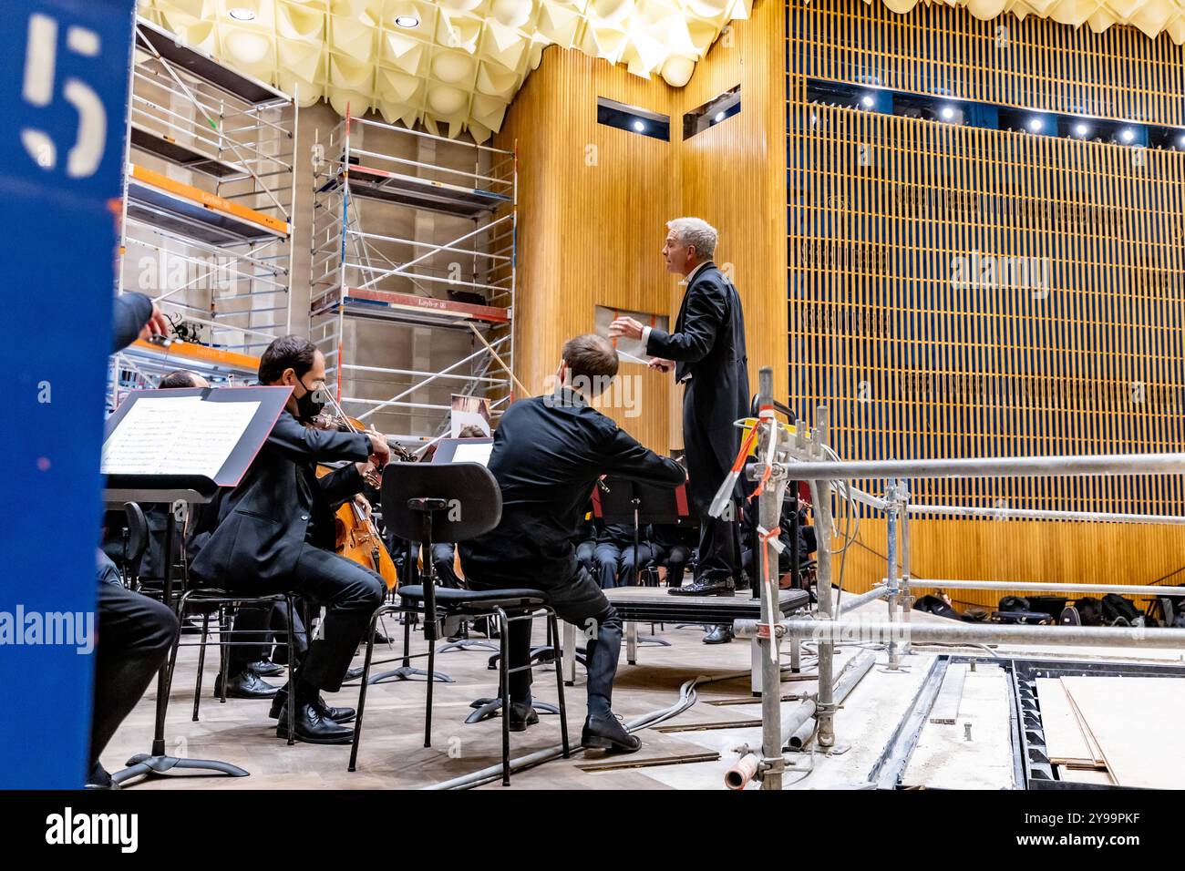 Beethoven Orchester gibt Baustellenkonzert in der Beethovenhalle Bonn - 09.10.2024 das Beethoven Orchester Bonn unter der Leitung von Generalmusikdirektor Dirk KAFTAN, gab für die mitwirkenden der langjährigen Bauarbeiten der Beethovenhalle in Bonn ein Baustellenkonzert. Nach acht Jahren erklang zum ersten Mal wieder sinfonische Musik von einem großbesetzten Orchester im Großen Saal der Halle. Bonn Innenstadt Nordrhein-Westfalen Deutschland *** Beethoven Orchester gibt Baustellenkonzert in der Beethovenhalle Bonn 09 10 2024 das Beethoven Orchester Bonn unter der Leitung des Generals Stockfoto