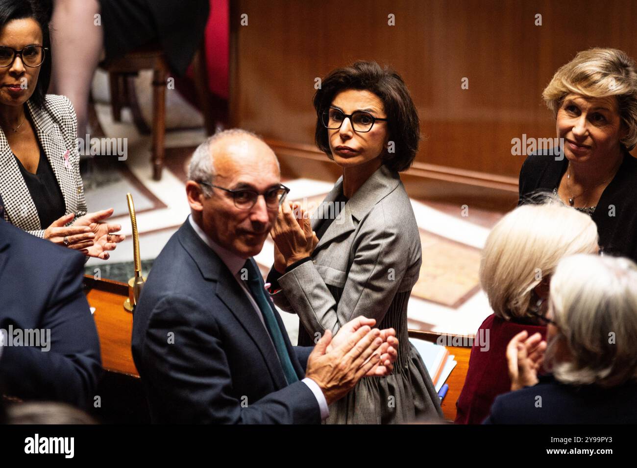 Paris, Frankreich. Oktober 2024. Rachida Dati (C), französische Kulturministerin, wurde während der Fragen an die Regierungsperiode in der Nationalversammlung in Paris gesehen. Eine wöchentliche Sitzung der Befragung der französischen Regierung findet in der Nationalversammlung im Palais Bourbon statt. (Credit Image: © Telmo Pinto/SOPA Images via ZUMA Press Wire) NUR REDAKTIONELLE VERWENDUNG! Nicht für kommerzielle ZWECKE! Stockfoto