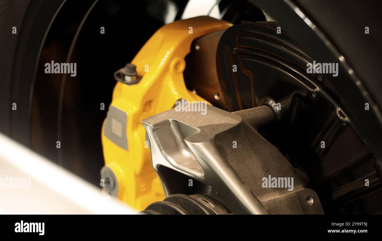 Fahrzeugaufhängung und Antriebswelle. Aufbau von Ersatzteilen für Elektrofahrzeuge. Wie z. B. Federungsbremse vorn oder hinten. Elemente des Sus Stockfoto