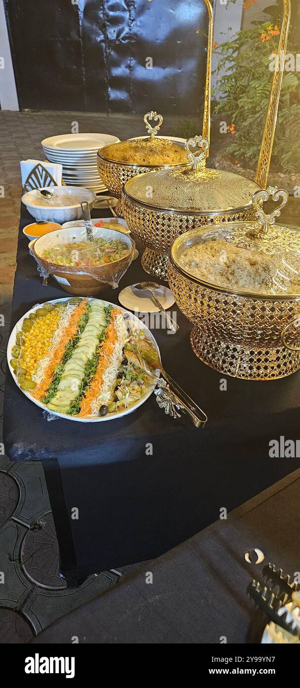 Partyessen auf einem Tisch inklusive Salat - Smartphone-aufgenommenes Stockfoto