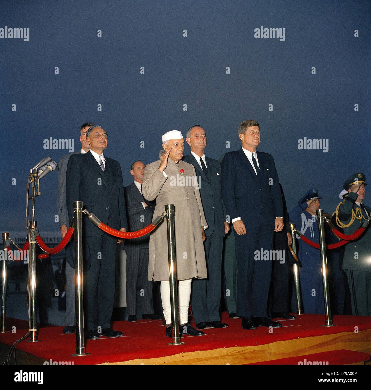 US-Botschafter in Indien John Galbraith (teilweise versteckt), indischer Botschafter in den Vereinigten Staaten B.K. Nehru, Leiter des State Department of Protocol Angier Biddle Duke, indischer Premierminister Jawaharlal Nehru, US-Vizepräsident Lyndon B. Johnson und US-Präsident John F. Kennedy, auf dem Podium während der Ankunftszeremonien für Premierminister Nehru, Andrews Air Force Base, Maryland, USA, Robert Knudsen, Fotos des Weißen Hauses, November 1961 Stockfoto