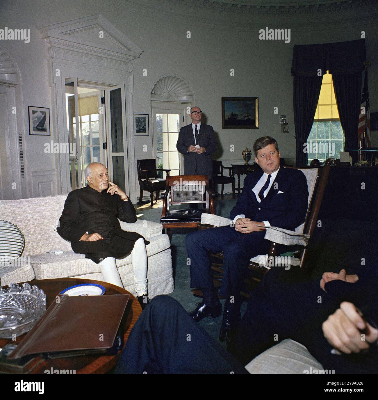 US-Präsident John Kennedy (im Schaukelstuhl) trifft sich mit dem indischen Premierminister Jawaharlal Nehru, Sonderassistent des Präsidenten Dave Powers im Hintergrund, Oval Office, Weißes Haus, Washington, D.C. USA, Robert Knudsen, Fotos des Weißen Hauses, 7. November 1961 Stockfoto