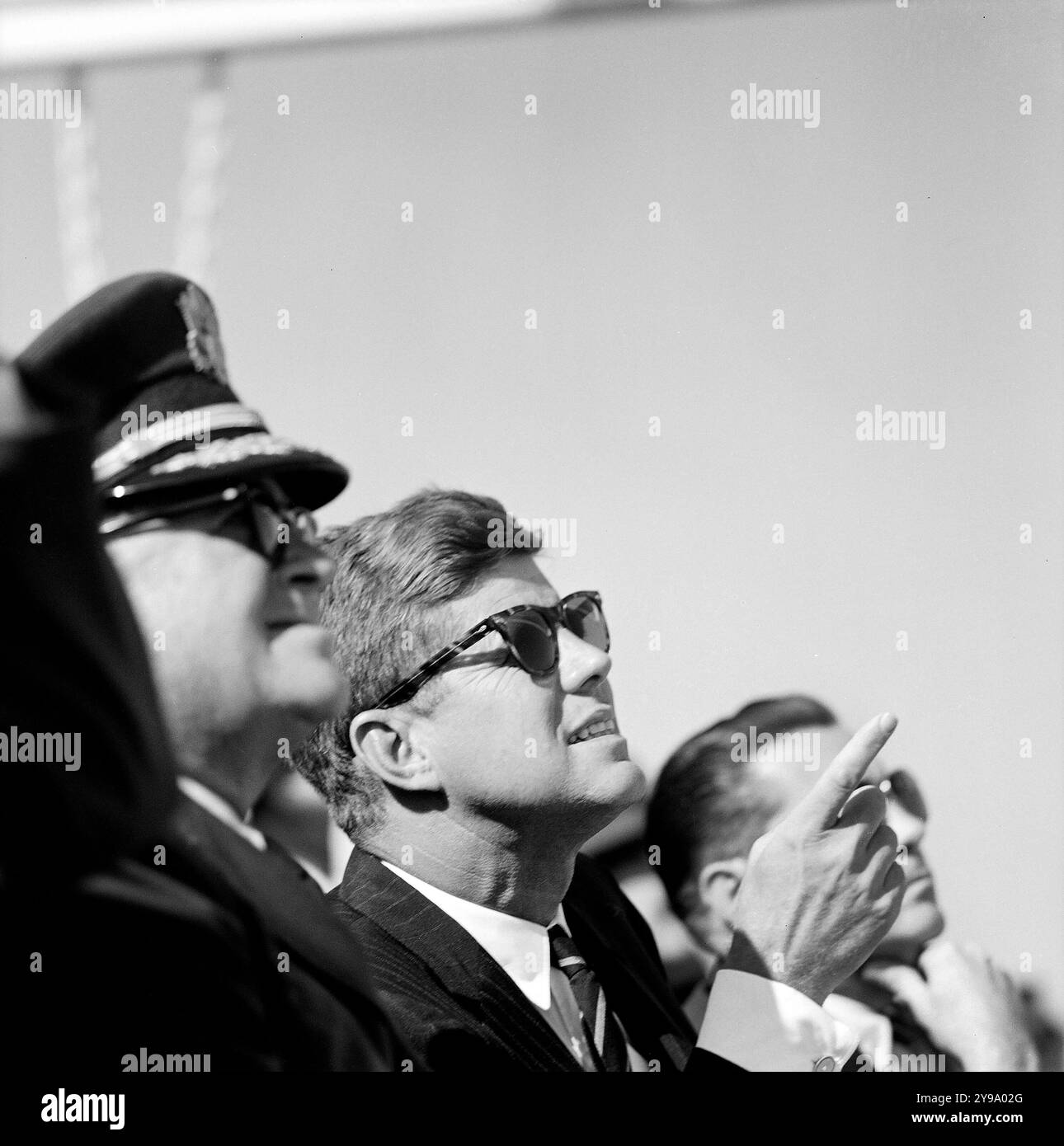 US-Präsident John Kennedy sitzt zwischen General George H. Decker, Stabschef der US-Armee, und Elvis Jacob Stahr, Jr., Sekretär der US-Armee, bei einem Besuch der 82. Luftlandedivision, der Pope Air Force Base, Fort Bragg, North Carolina, USA, Cecil Stoughton, Fotos Des Weißen Hauses, 12. Oktober 1961 Stockfoto