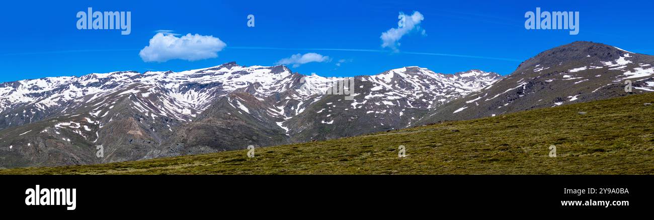 Panoramablick auf verschneite Berge auf dem Wanderweg zum Mulhacen-Gipfel im Frühjahr, Sierra Nevada, Andalusien, Spanien Stockfoto