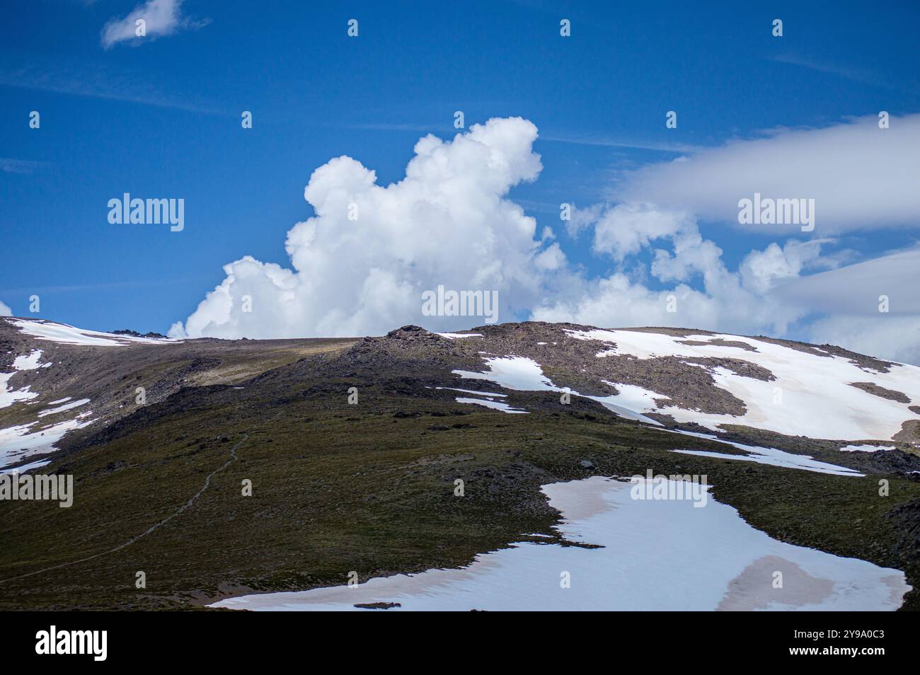 Panoramablick auf verschneite Berge auf dem Wanderweg zum Mulhacen-Gipfel im Frühjahr, Sierra Nevada, Andalusien, Spanien Stockfoto