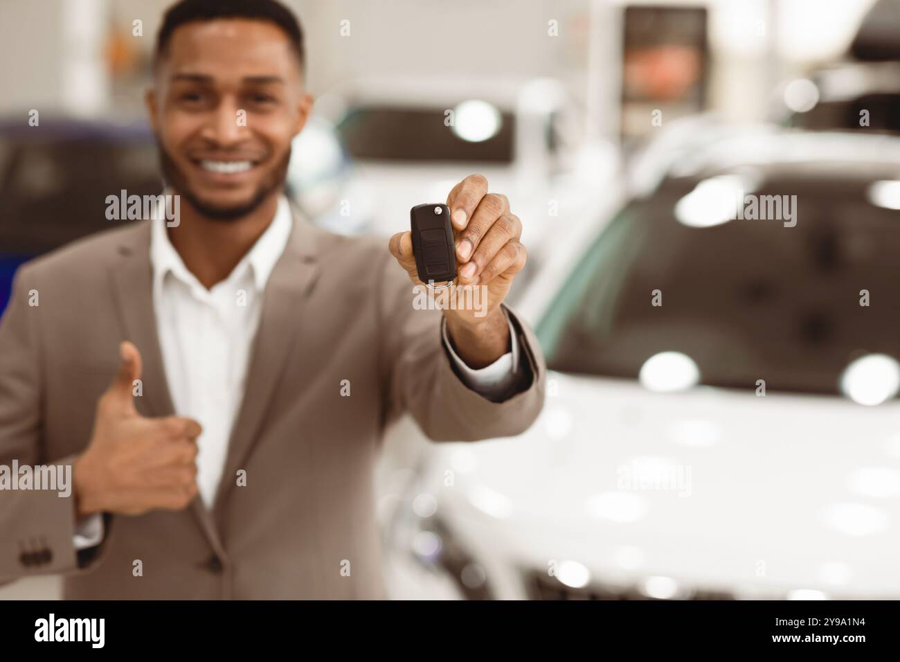 Unerkennbarer Manager Mit Einer Geringen Tiefe, Die Die Wichtigsten, Gestuften Thumbs-Up-Tays Im Store Anzeigt Stockfoto