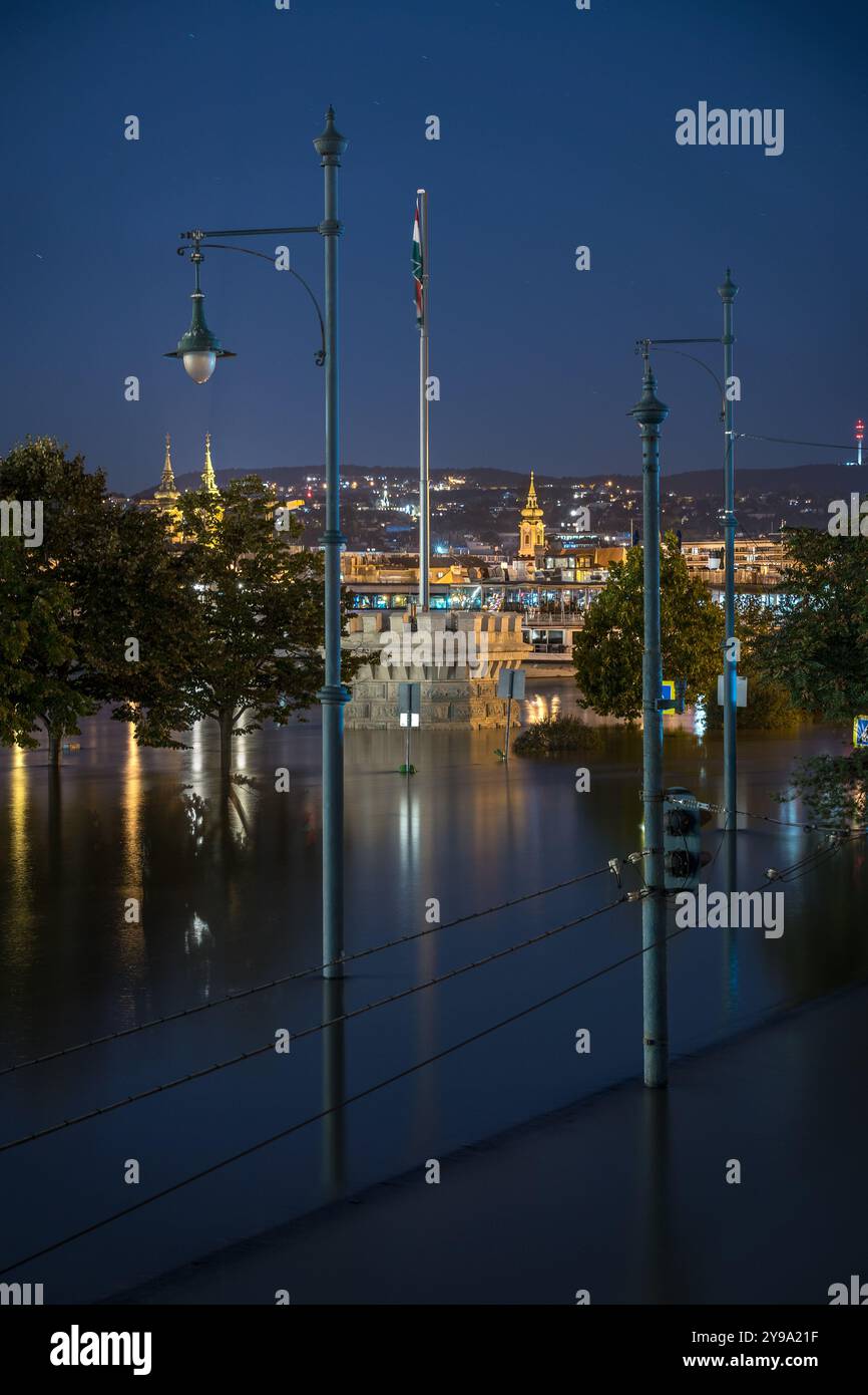 Die Überschwemmung der Donau begräbt Rakpart und die Bastion Belgrád. Nachtfoto mit Langzeitbelichtung der Innenstadt von Budapest. Stockfoto