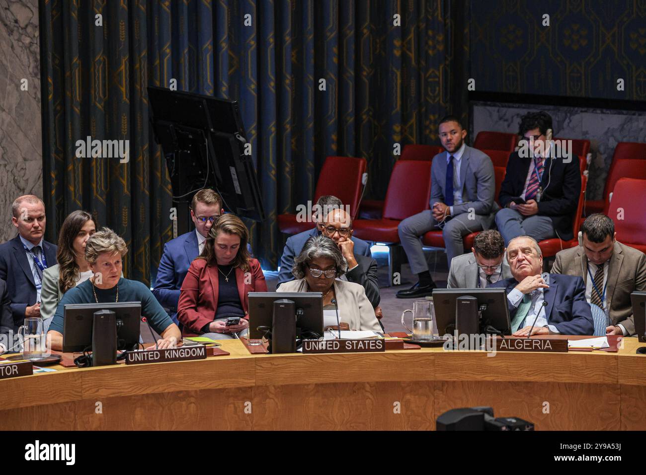 New York, New York, USA. Oktober 2024. BARBARA WOODWARD, ständige Botschafterin des Vereinigten Königreichs bei den Vereinten Nationen, spricht während einer Sitzung des Sicherheitsrats zum Nahen Osten, während LINDA THOMAS-GREENFIELD von den USA (M) und AMAR BENDJAMA von Algerien, die seine Unstimmigkeiten fixieren, zuhören. Ein Jahr nach dem Angriff der Hamas auf Israel kämpft der UN-Sicherheitsrat immer noch darum, Lösungen zu finden und die Politik und/oder den Waffenstillstand der beiden Staaten zu drängen, um die katastrophalen Schwierigkeiten unter Zivilisten, die mitten im Konflikt gefangen sind, zu unterbinden. Mit Kindern, die am meisten leiden. (Kreditbild: © Bianca Otero/ZUMA Press Wire) REDAKTIONELLE VERWENDUNG ONL Stockfoto