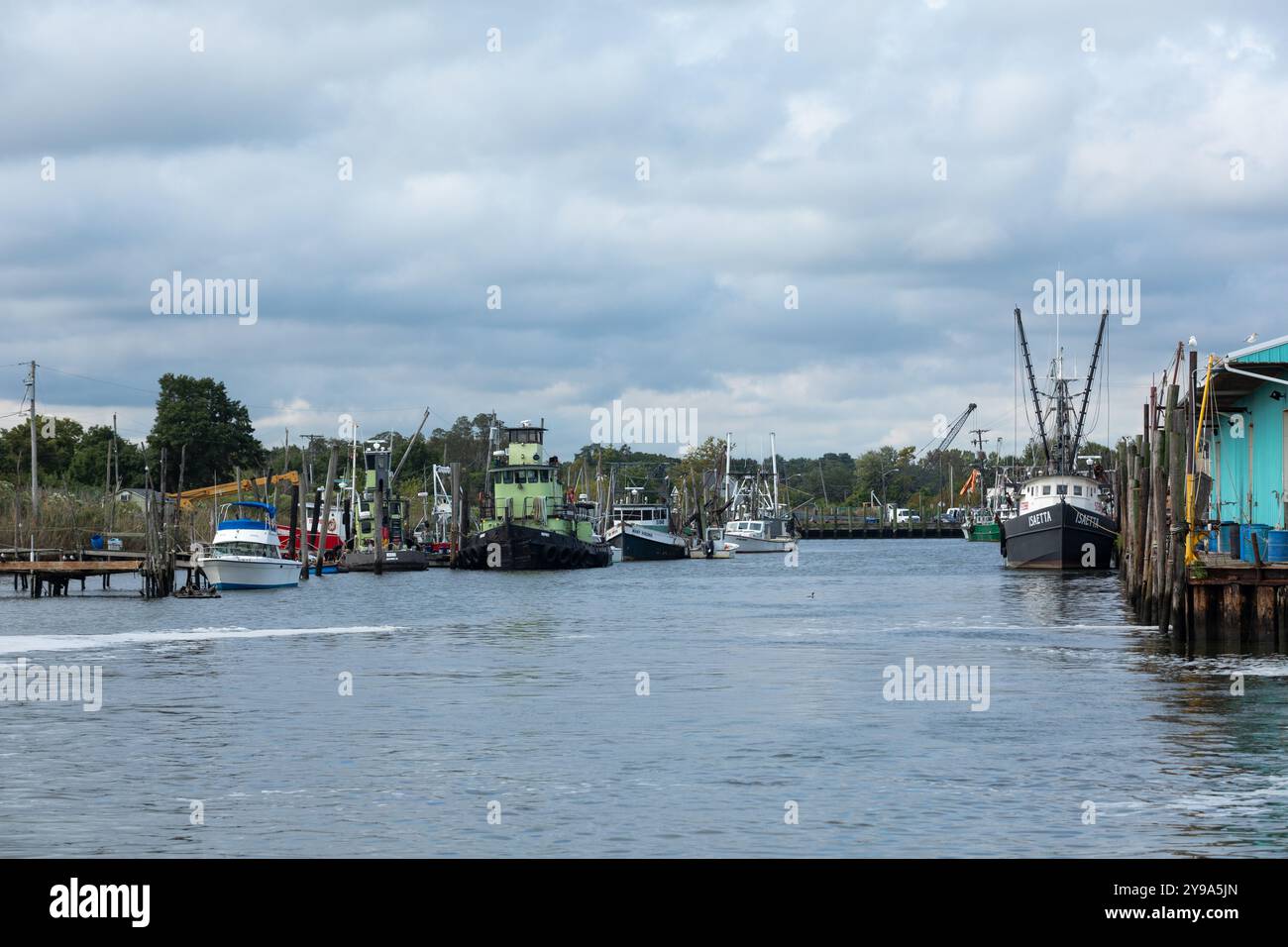 Belford, New Jersey - 30. September 2024: Ein Blick auf das öffentliche Dock von Belford und Fischerboote an einem wunderschönen Herbsttag Stockfoto