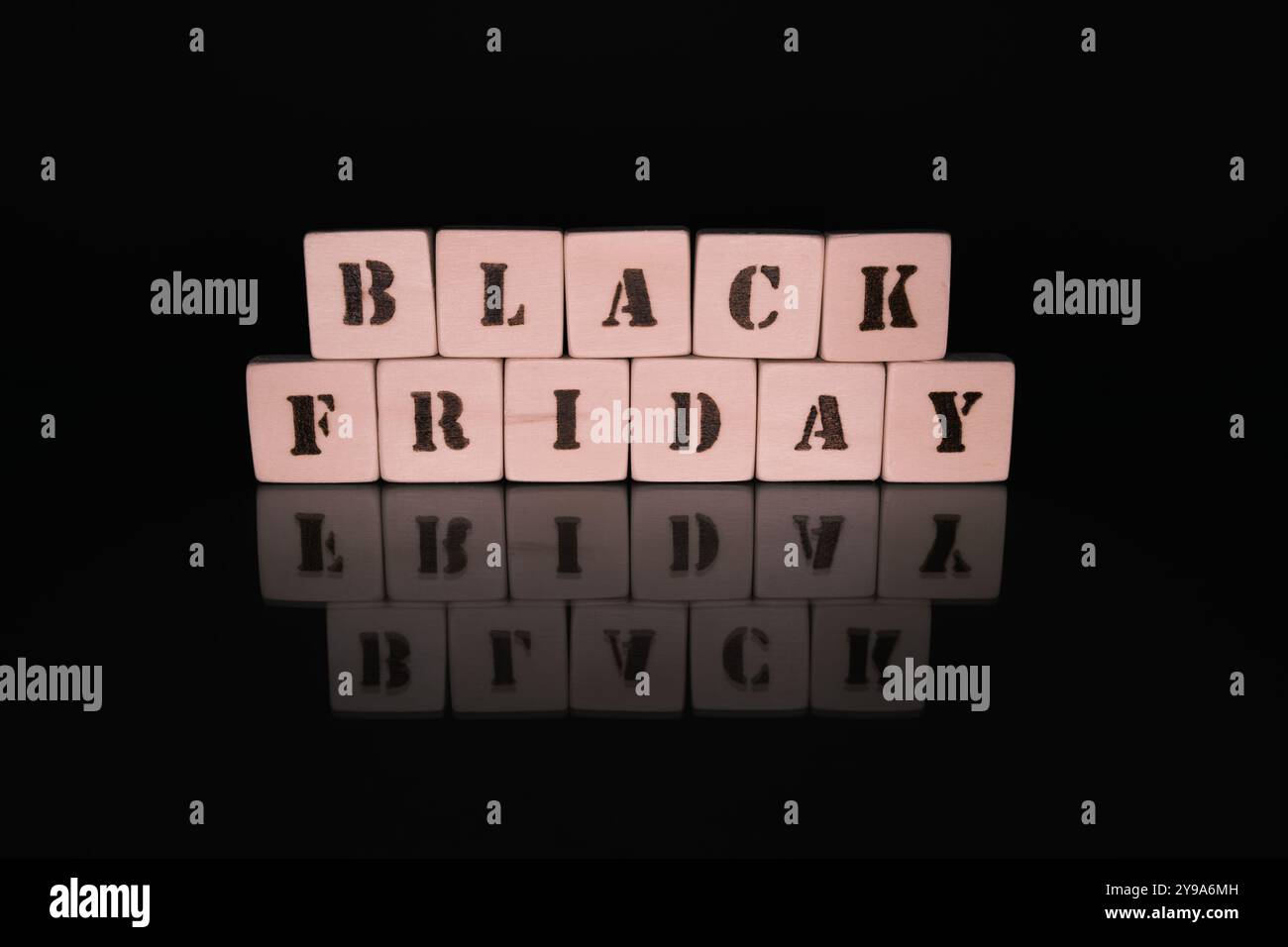 Black Friday Sale Konzept mit handgefertigten Holzblöcken und Reflexion. Stockfoto