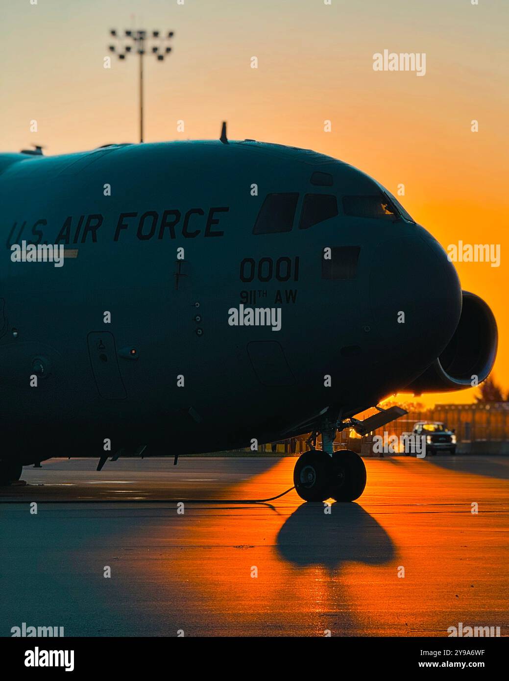 Die Sonne geht hinter einer C-17 Globemaster III auf, die dem 911. Airlift-Flügel in der Pittsburgh International Airport Air Reserve Station am 8. Oktober 2024 zugewiesen wurde. Die Pittsburgh IAP ARS unterstützt seit dem Zweiten Weltkrieg Lufttransportmissionen. Die Mission, schnelle Luftmobilität zu gewährleisten, ist im Laufe der Jahre ein wichtiger Bestandteil der nationalen Verteidigung. (Foto der U.S. Air Force von Meister Sgt. Jeffrey Grossi) Stockfoto