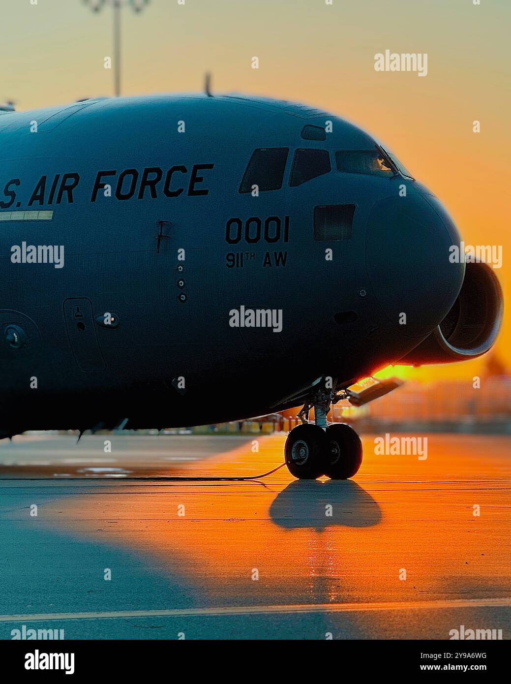 Die Sonne geht hinter einer C-17 Globemaster III auf, die dem 911. Airlift-Flügel in der Pittsburgh International Airport Air Reserve Station am 8. Oktober 2024 zugewiesen wurde. Die Pittsburgh IAP ARS unterstützt seit dem Zweiten Weltkrieg Lufttransportmissionen. Die Mission, schnelle Luftmobilität zu gewährleisten, ist im Laufe der Jahre ein wichtiger Bestandteil der nationalen Verteidigung. (Foto der U.S. Air Force von Meister Sgt. Jeffrey Grossi) Stockfoto