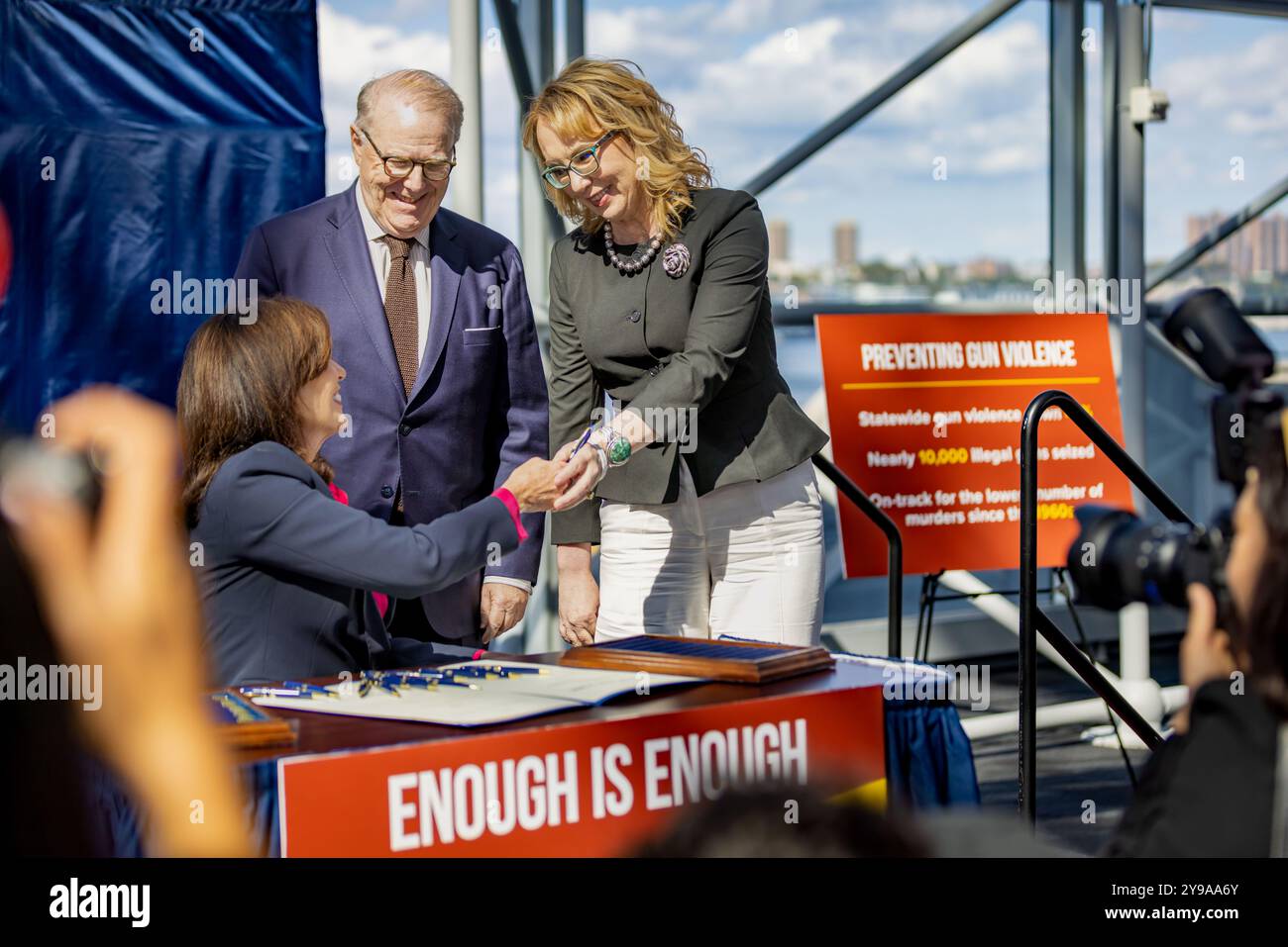 15. März 2024, New York City, New York, USA: New Yorker Gouverneur Kathy Hochul, Präsident von Everytown für Waffensicherheit John Feinblatt, und der ehemalige Repräsentant Gabby Giffords feiern die Unterzeichnung ofÂ eines Pakets von sechs Gesetzesvorlagen, die New Yorks landesführende Waffengesetze am 9. Oktober 2024 im Jacob Javitz Center in New York City stärken werden. Die neuen Gesetze willÂ verlangen von Waffenhändlern, Sicherheitswarnungen wie Tabak zu veröffentlichen, Maßnahmen gegen gefährliche „Pistolenhersteller“ zu ergreifen und die neuesten Werkzeuge und Ressourcen bereitzustellen, um mehr New Yorker vor Waffengewalt zu schützen. (Kreditbild: © M Stockfoto