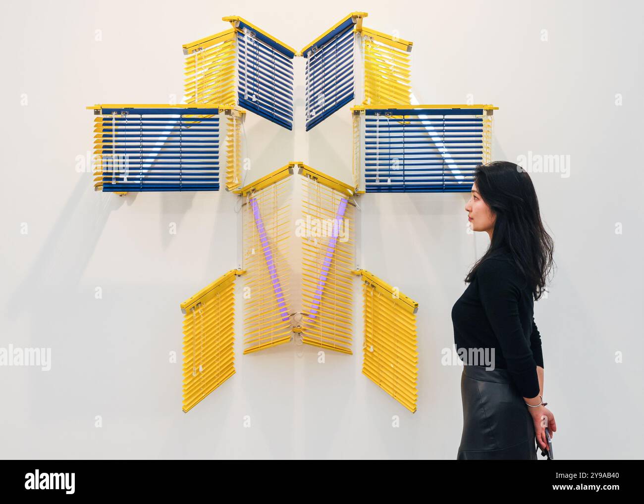 London, Großbritannien. Oktober 2024. Ein Vertreter der Kukje Galerie mit Werken von Haegue Yang, hier 'A Matter of fact (from Dan) - Square Unfold', 2024. Yang ist derzeit auch in einer großen Ausstellung ihrer Arbeit in der Hayward Gallery in London zu sehen. Frieze London Preview Day. Aussteller und Käufer treffen sich wieder einmal auf einer der einflussreichsten Messen für zeitgenössische Kunst. Frieze London wurde 2003 gegründet und ist am 09-13. Oktober 2024 in Regent's Park untergebracht. Quelle: Imageplotter/Alamy Live News Stockfoto