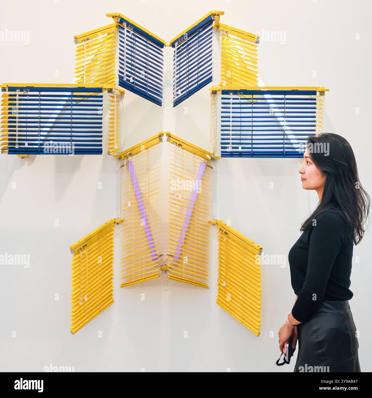 London, Großbritannien. Oktober 2024. Ein Vertreter der Kukje Galerie mit Werken von Haegue Yang, hier 'A Matter of fact (from Dan) - Square Unfold', 2024. Yang ist derzeit auch in einer großen Ausstellung ihrer Arbeit in der Hayward Gallery in London zu sehen. Frieze London Preview Day. Aussteller und Käufer treffen sich wieder einmal auf einer der einflussreichsten Messen für zeitgenössische Kunst. Frieze London wurde 2003 gegründet und ist am 09-13. Oktober 2024 in Regent's Park untergebracht. Quelle: Imageplotter/Alamy Live News Stockfoto