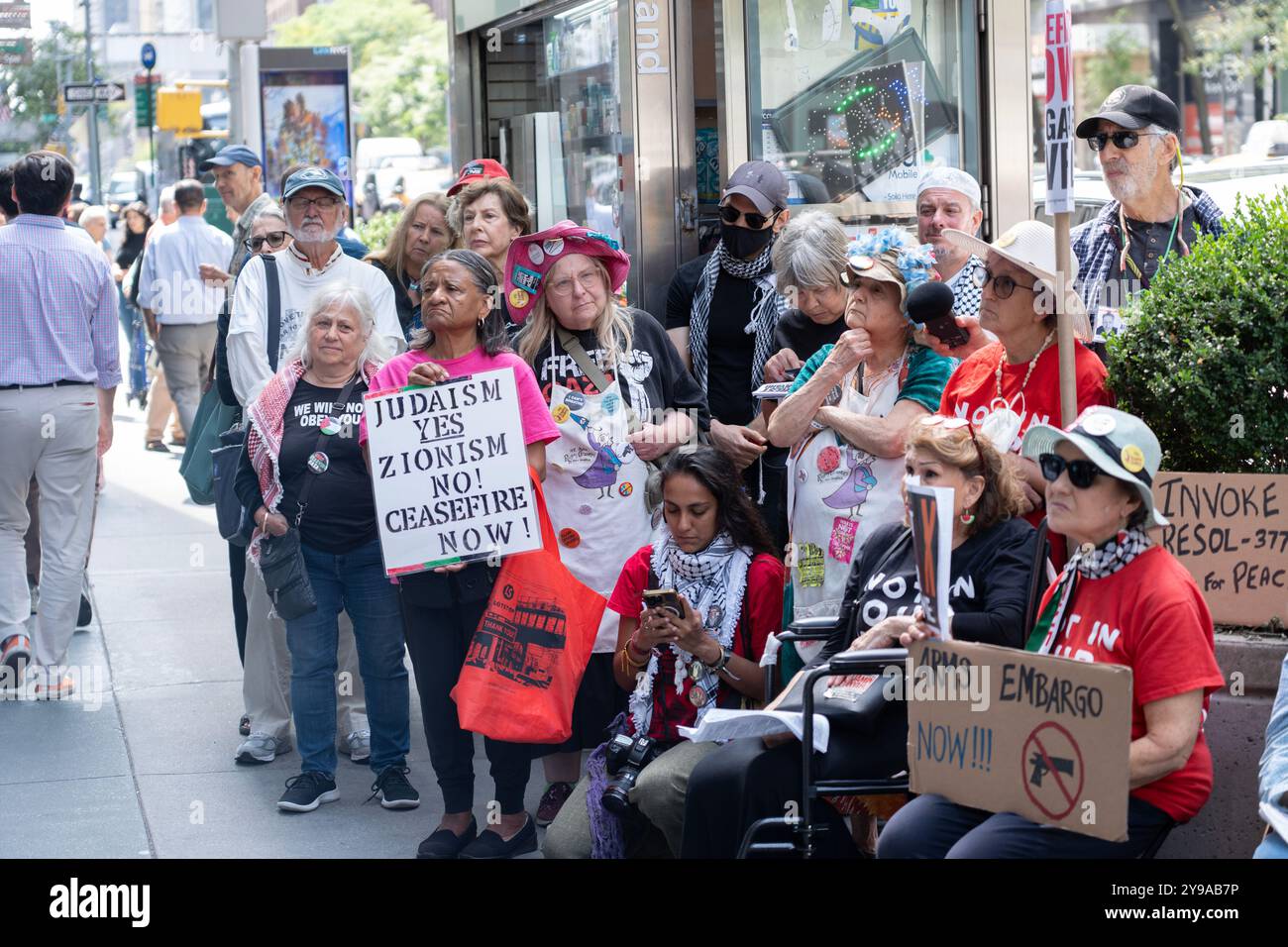 Eine Koalition von Friedensgruppen demonstriert auf der 3rd Avenue vor dem Südafrikanischen Konsulat in NYC und ruft zu einem Waffenstillstand in Gaza auf und fordert die israelische Armee auf, die Tötung von Zivilisten zu stoppen. Später marschierten sie zum israelischen Konsulat und dann zu den Vereinten Nationen. Stockfoto