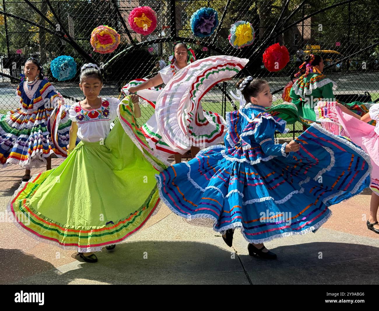 Junge mexikanische Gruppe mit traditionellem Tanz tritt beim multikulturellen Hummingbird Festival im multiethnischen Stadtteil Kensington in Brooklyn, New York, auf. Stockfoto