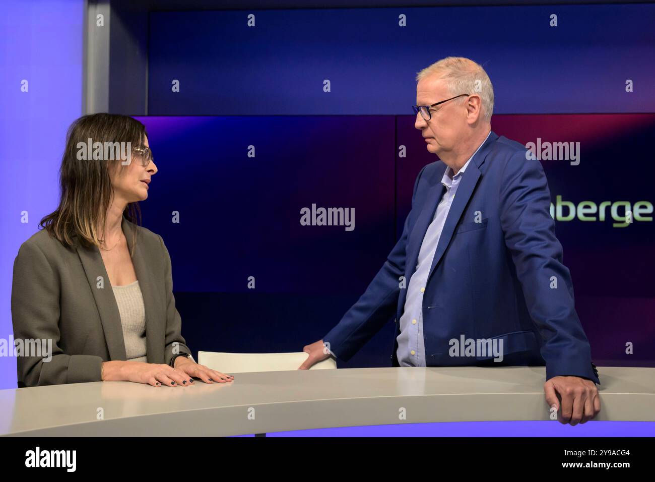 GER, Berlin, Studio, zu Gast bei - maischberger, Polittalk, TV, Format, mit Moderatorin - Sandra Maischberger, das erste, aus Adlershof - am Studio 20, im Bild v.l. : Iris Sayram im gespraech mit Günther Jauch, 09.10.2024, *** GER, Berlin, Studio, Gast bei maischberger, Polittalk, TV, Format, mit Moderatorin Sandra Maischberger, das erste, von Adlershof im Studio 20, im Bild von links Iris Sayram im Gespräch mit Günther Jauch, 09 10 2024, Copyright: HMBxMedia/UwexKoch Stockfoto