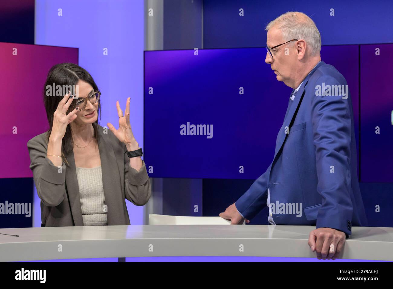 GER, Berlin, Studio, zu Gast bei - maischberger, Polittalk, TV, Format, mit Moderatorin - Sandra Maischberger, das erste, aus Adlershof - am Studio 20, im Bild v.l. : Iris Sayram im gespraech mit Günther Jauch, 09.10.2024, *** GER, Berlin, Studio, Gast bei maischberger, Polittalk, TV, Format, mit Moderatorin Sandra Maischberger, das erste, von Adlershof im Studio 20, im Bild von links Iris Sayram im Gespräch mit Günther Jauch, 09 10 2024, Copyright: HMBxMedia/UwexKoch Stockfoto