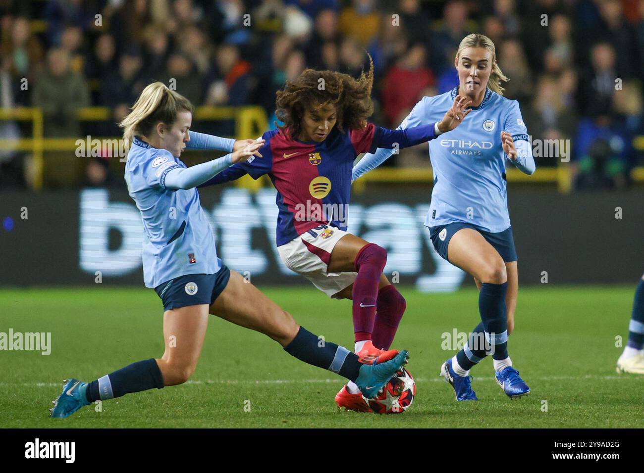 Manchester, Großbritannien. Oktober 2024. Manchester, England, 9. Oktober 2024: Vicky Lopez (19 FC Barcelona) erhält Druck von Lauren Hanp (11 Manchester City) und Jill Roord (10 Manchester City) während des UEFA Women's Champions League Spiels zwischen Manchester City und Barcelona im Joie Stadium in Manchester, England (Alexander Canillas/SPP). /Alamy Live News Stockfoto