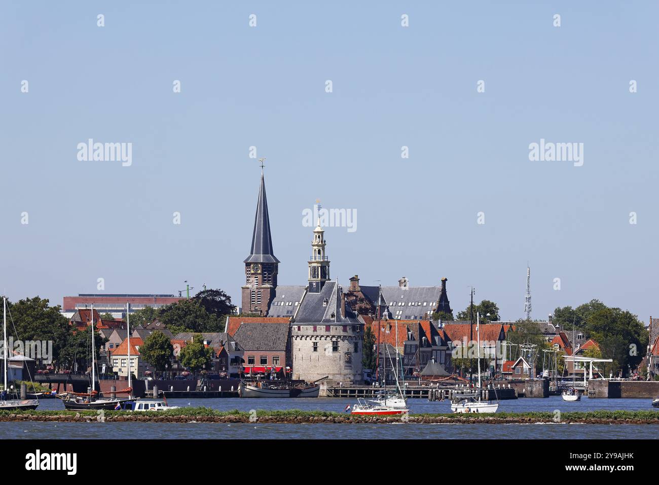 Stadtblick auf Hoorn vom Markermeer, historisches Stadtzentrum mit Hoofdtoren-Turm und Grote Kerk-Kirche (hinten), Hoorn, Nordholland, Westfriesland Stockfoto